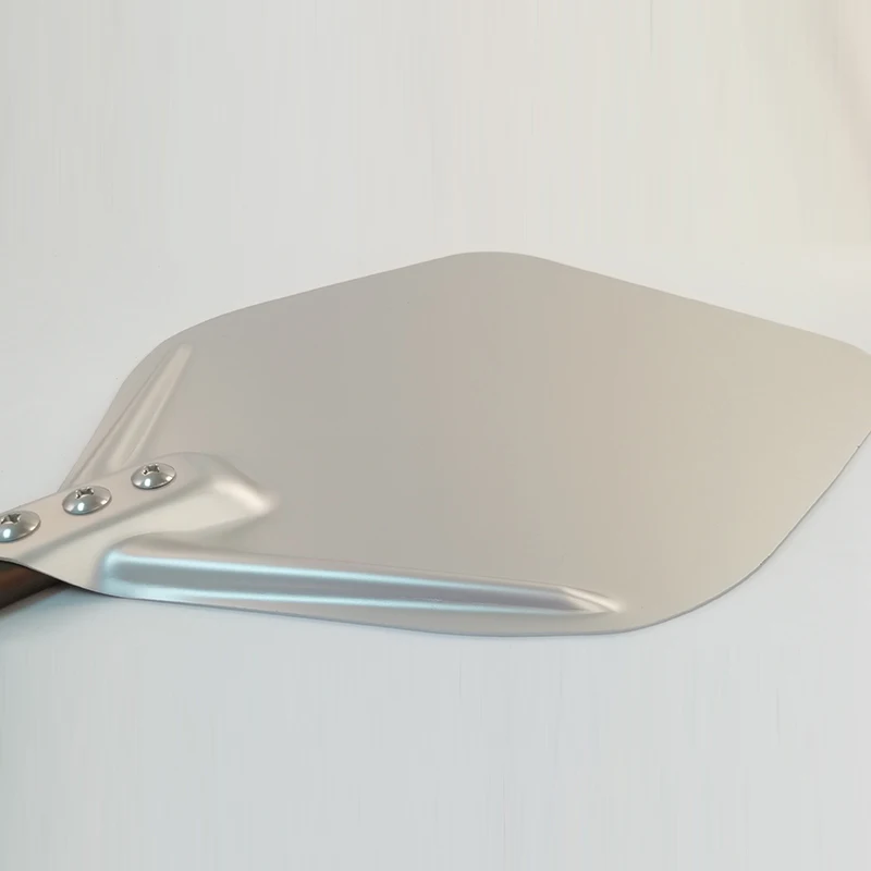 Поворотная кожура для пиццы алюминиевая с деревянной ручкой