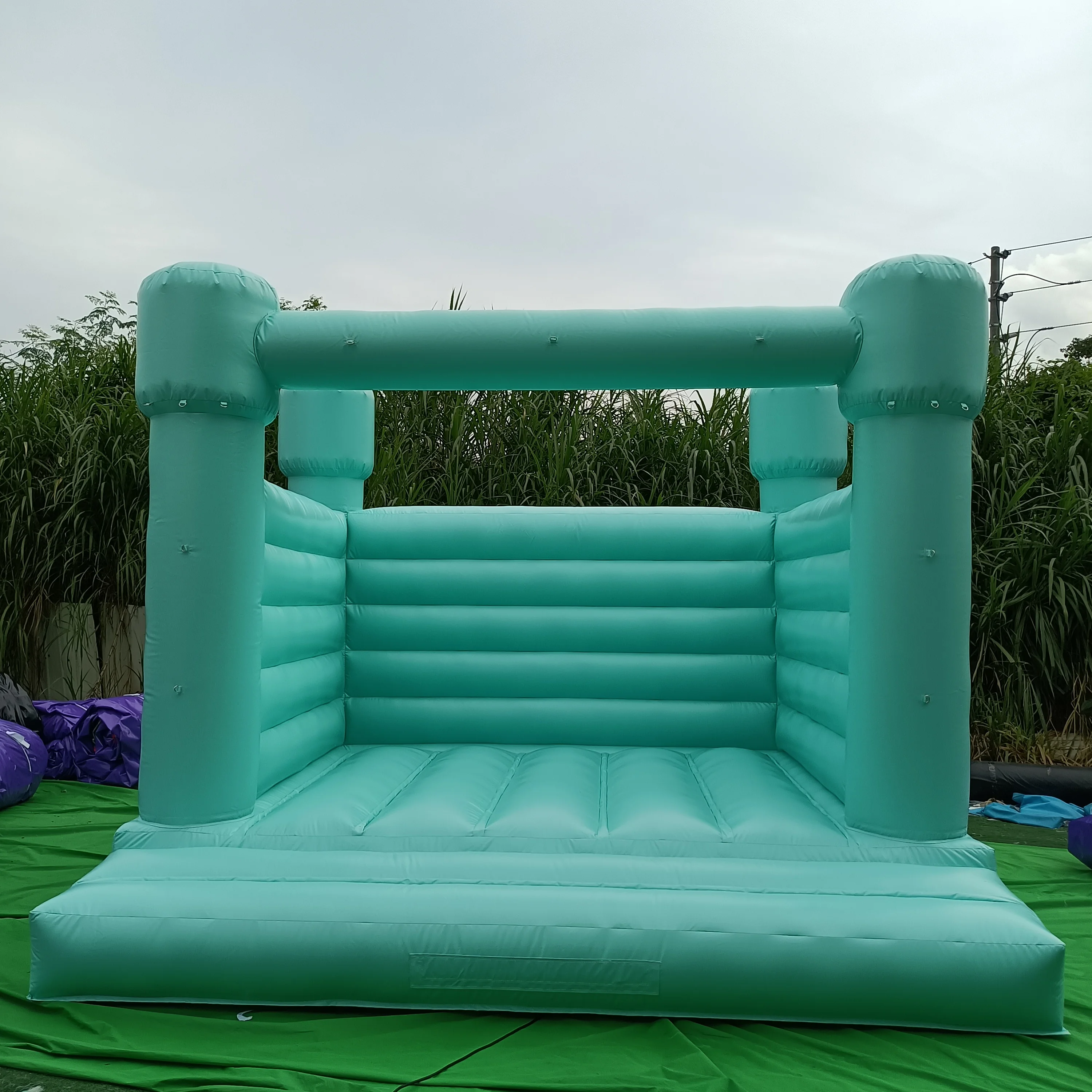 Большой белый надувной дом батут белое свадебное