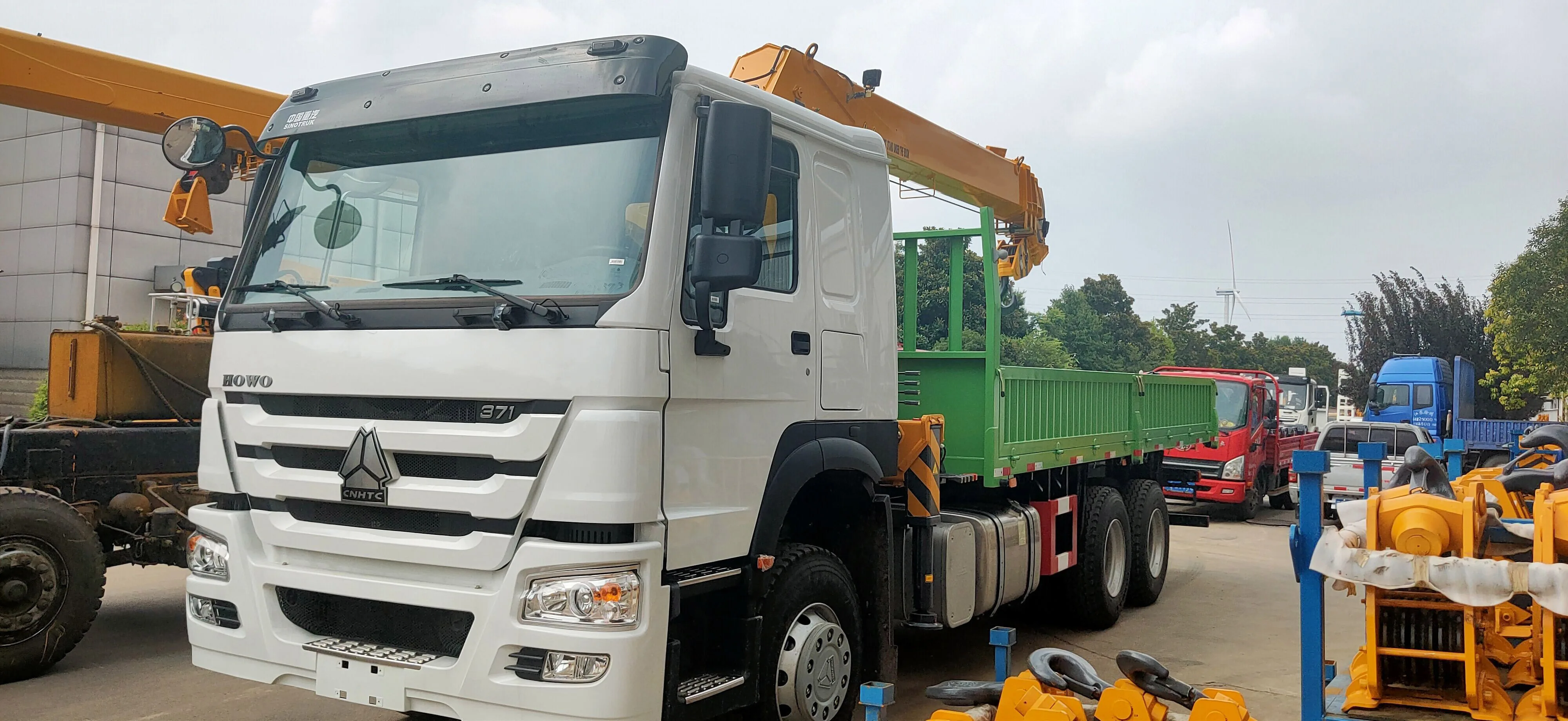 HOWO 8x4 lifting basket knuckle lattice boom truck mounted crane 14 ton