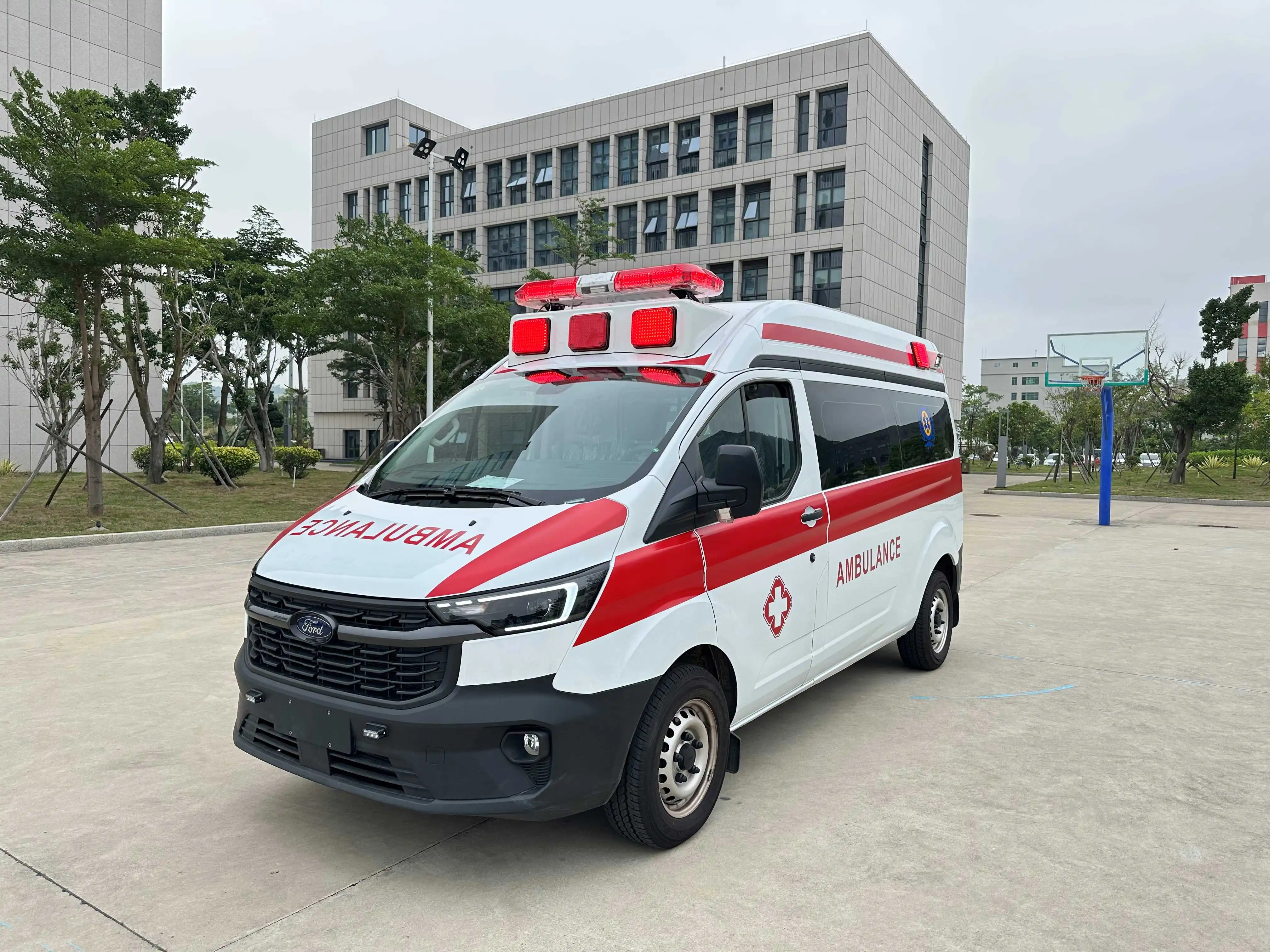 2024 Transit V362 Monitoring Transport Ambulance Vehicle High Quality Hospital Medical ICU Ambulance Rescue Car