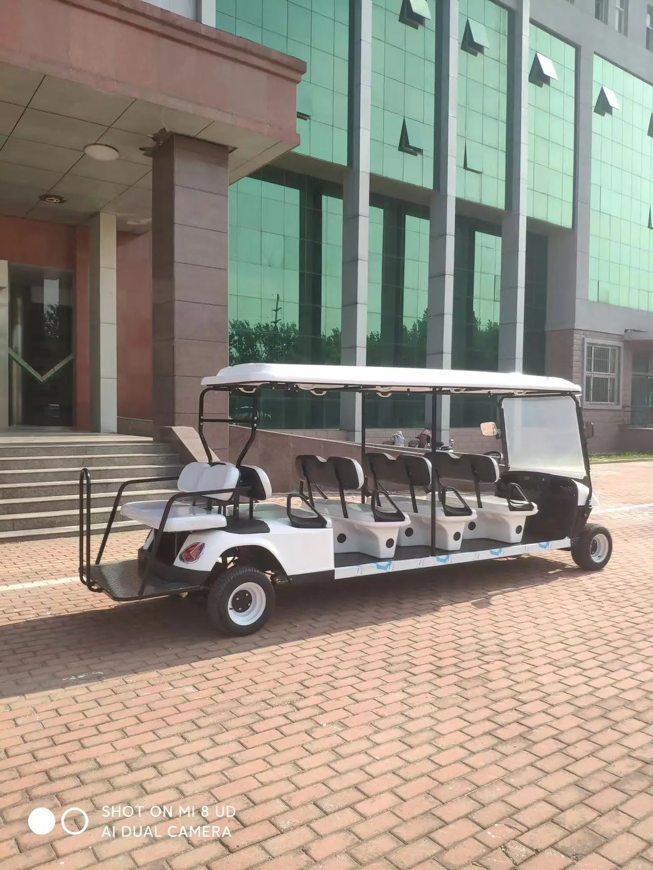 8 Passengers 6+2 Seaters 72V 4000W Bus Electric Sightseeing Car For Outdoor Playground