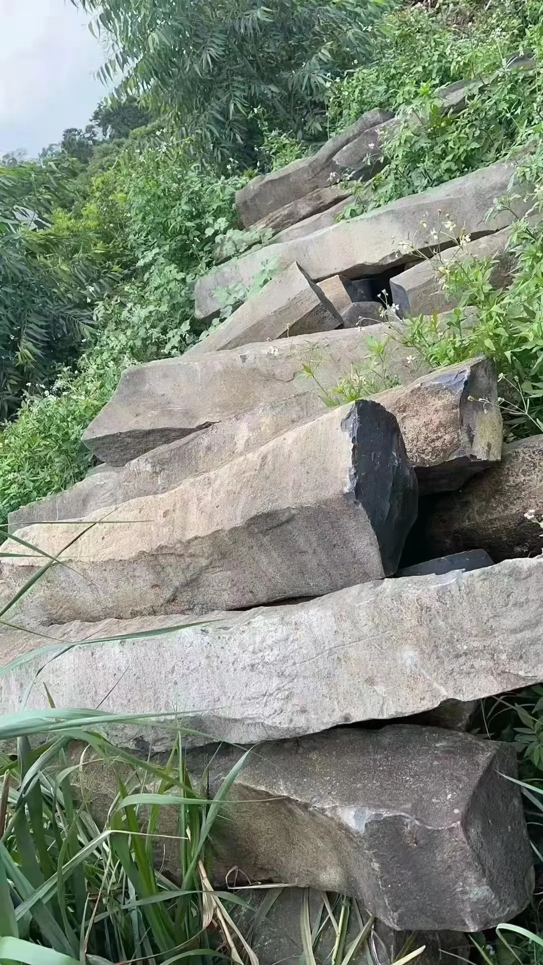 Factory Wholesale Natural Black Stone Lava Basalt Rock for sale