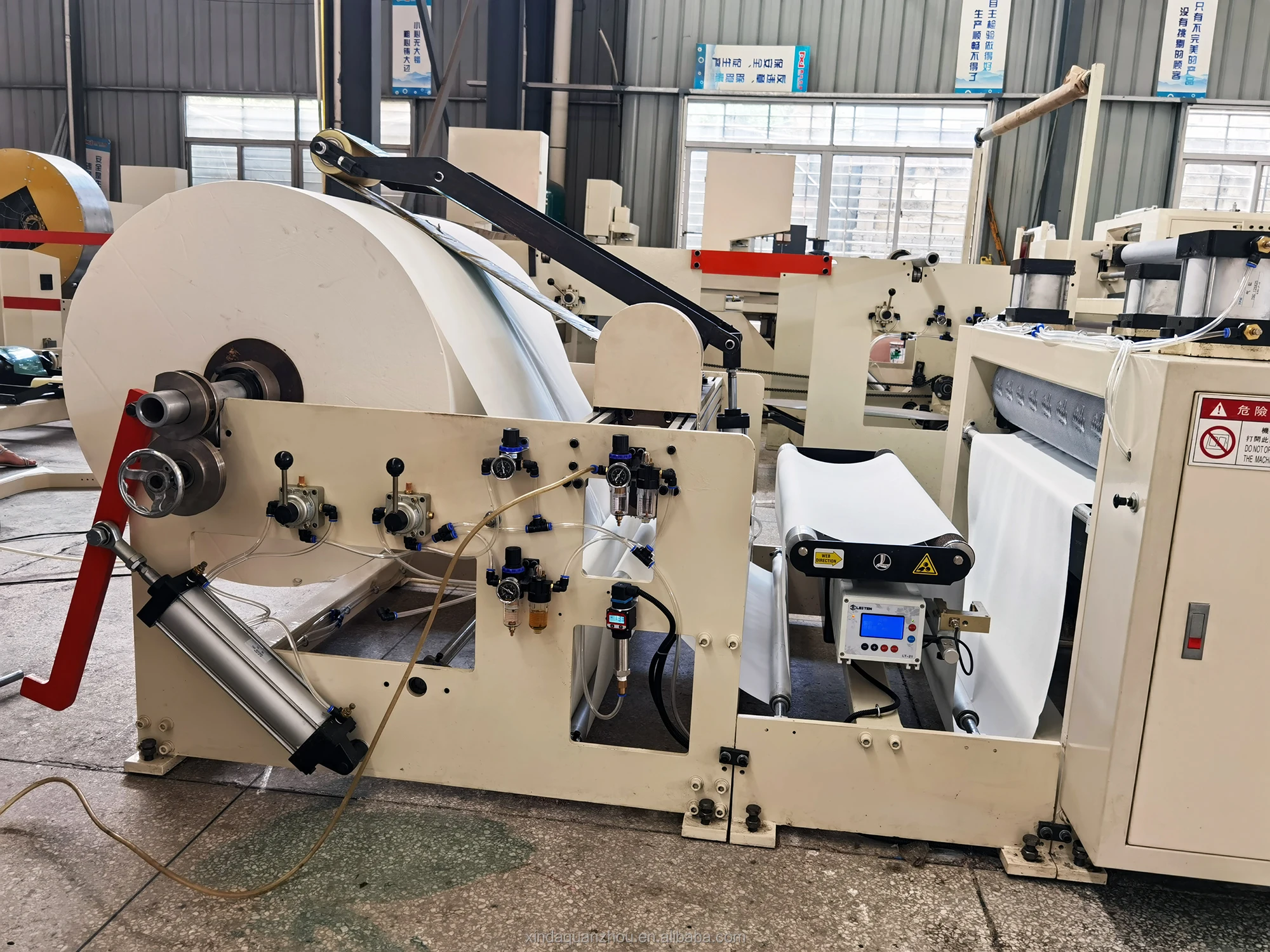 1/4  1/2 1/8 Shape Folding Table Serviette Tissue Paper Napkin Making Machine