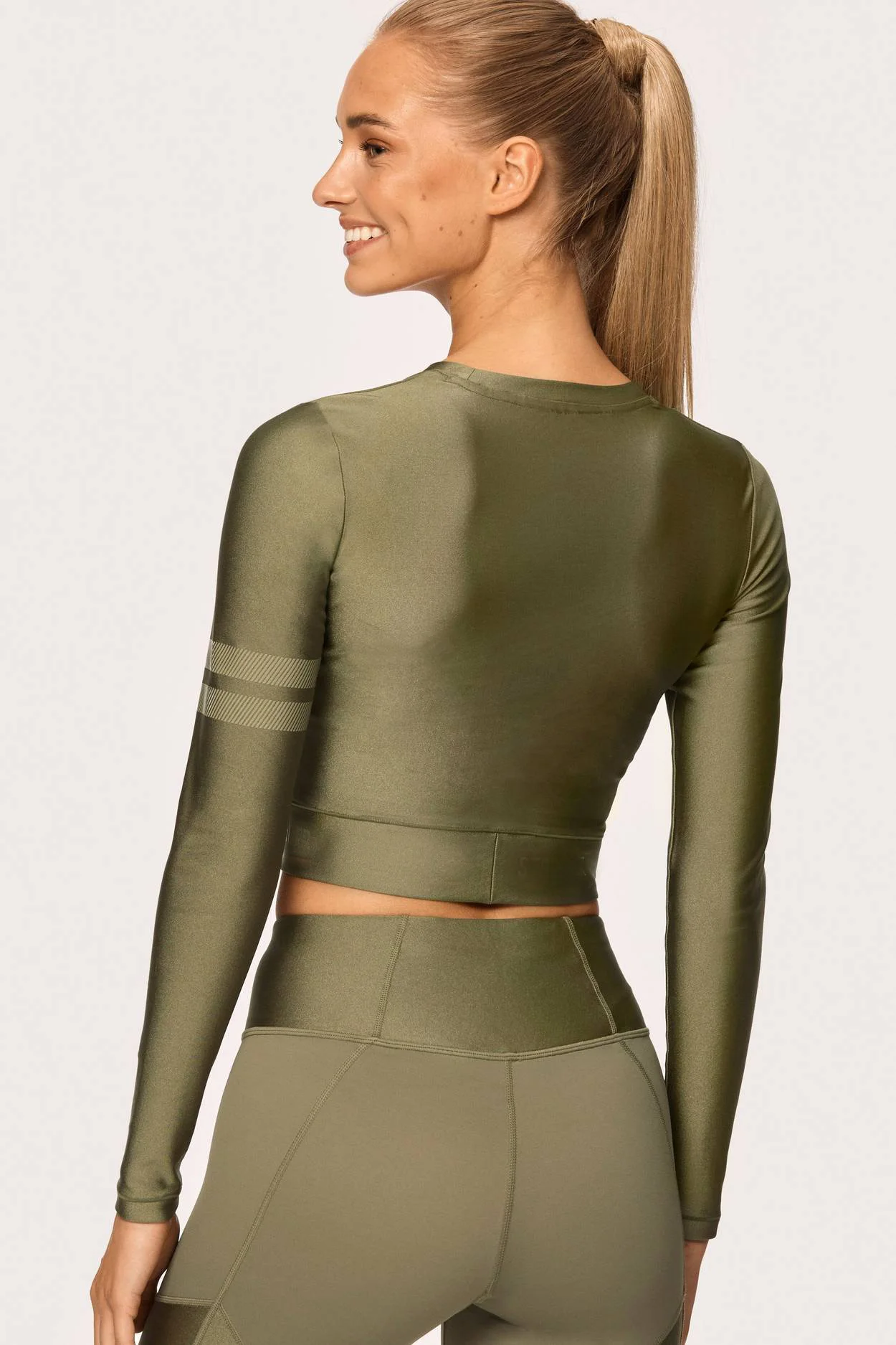 
2021 New arrival long sleeve breathable squat proof butt scrunch 2 piece yoga sets fitness women 