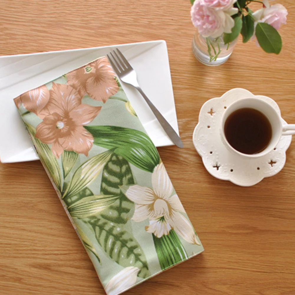 
Factory Direct Sale Flower Christmas Table Runner Coffee Table Mat Table Runners for Kitchen Coffee/Dining Decorative 