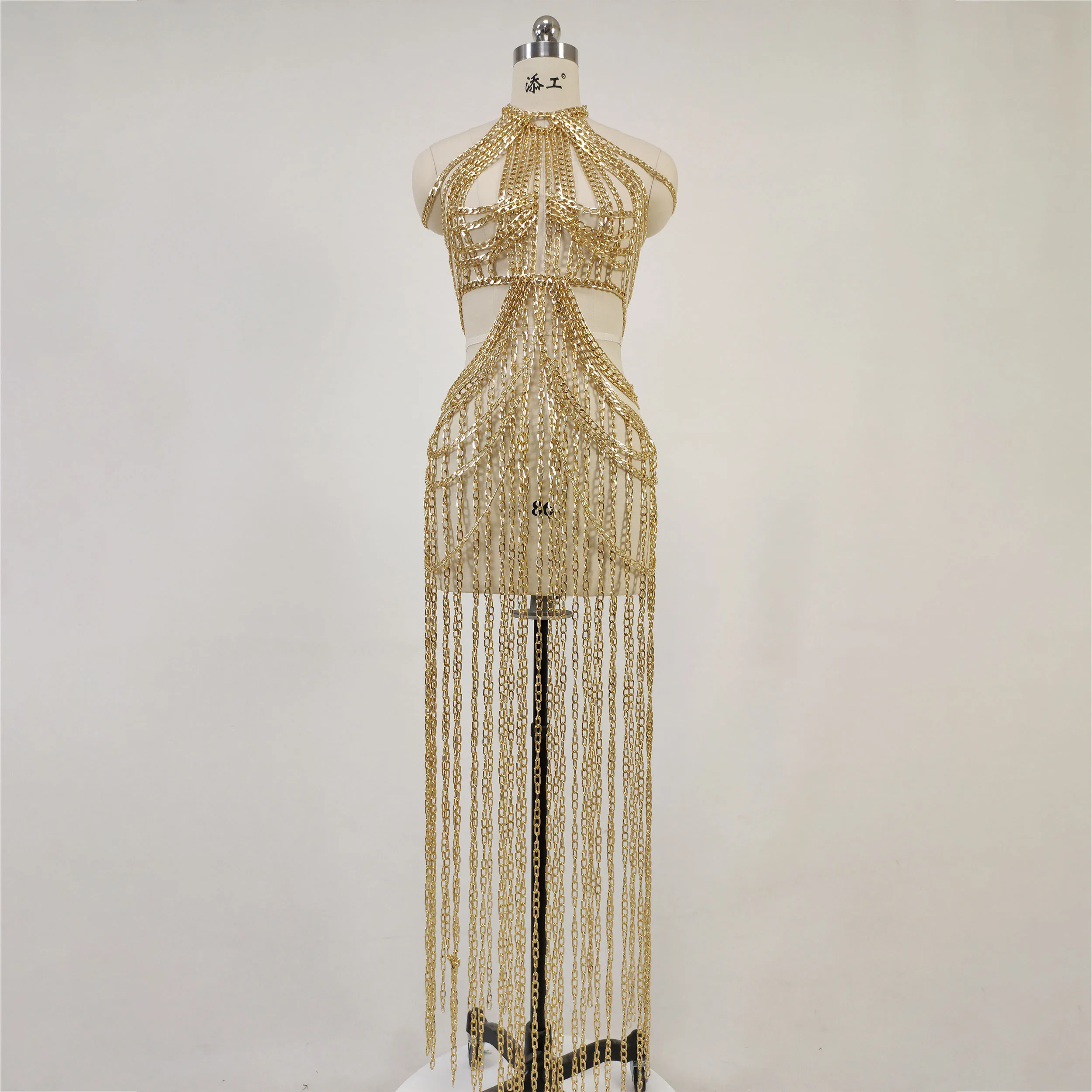 Женское платье-макси с цепочкой