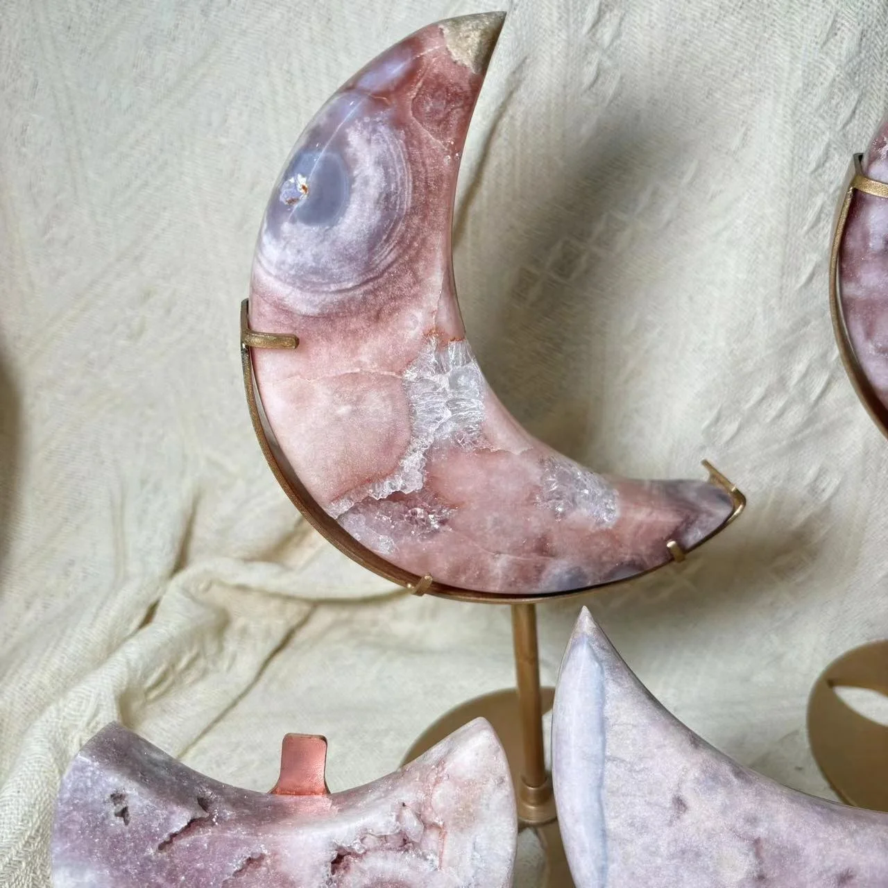 High Quality Natural Pink Amethyst Stones Wholesale Caved Crystal Healing Moon Carving Pink Amethyst Moon For Decoration