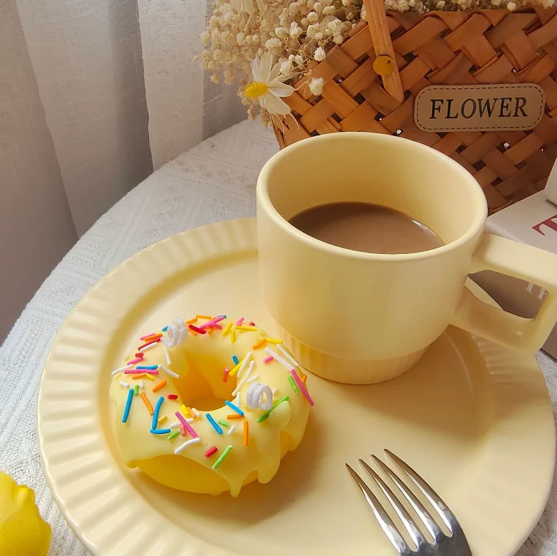 Popular Candles Home Fragrance  Donut Shaped Scented Candle 100% Soy Wax Food Dessert Cake Candles In Wholesale