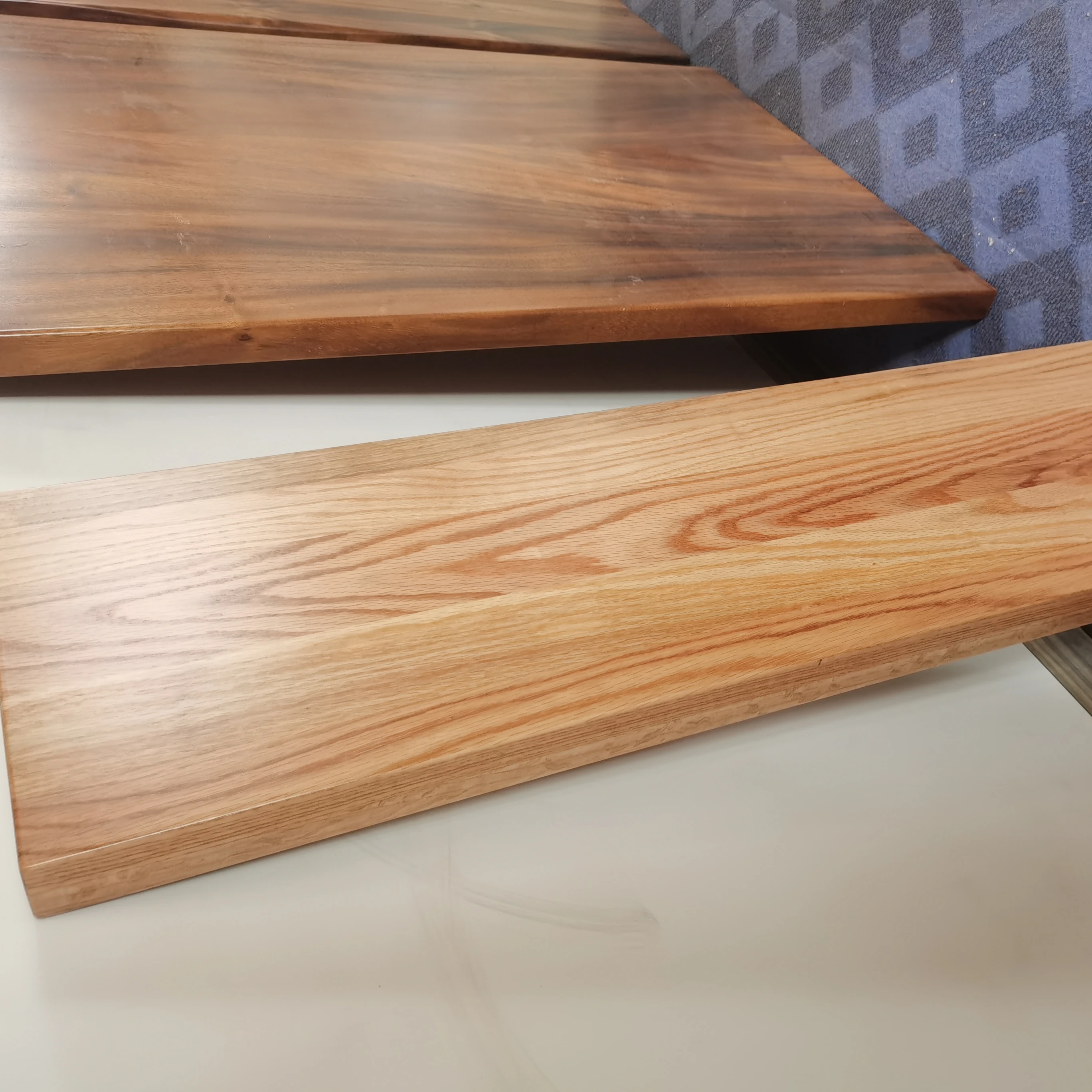 Factory Price Custom Indoor Use Solid Stave Red Oak Wood Stair Treads Wooded Stair Steps