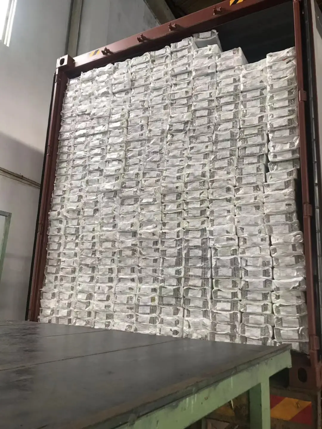 Алюминий 3005H46 заполнен поролоновыми профилями для роллерных дверей и окон