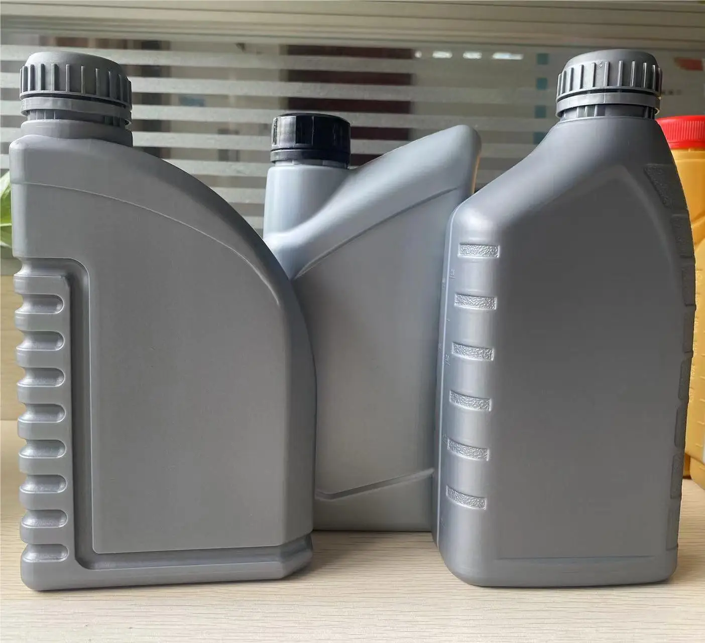 PP Wholesale engine Oil Bottle with Pour Spout empty 1l plastic engine oil bottle