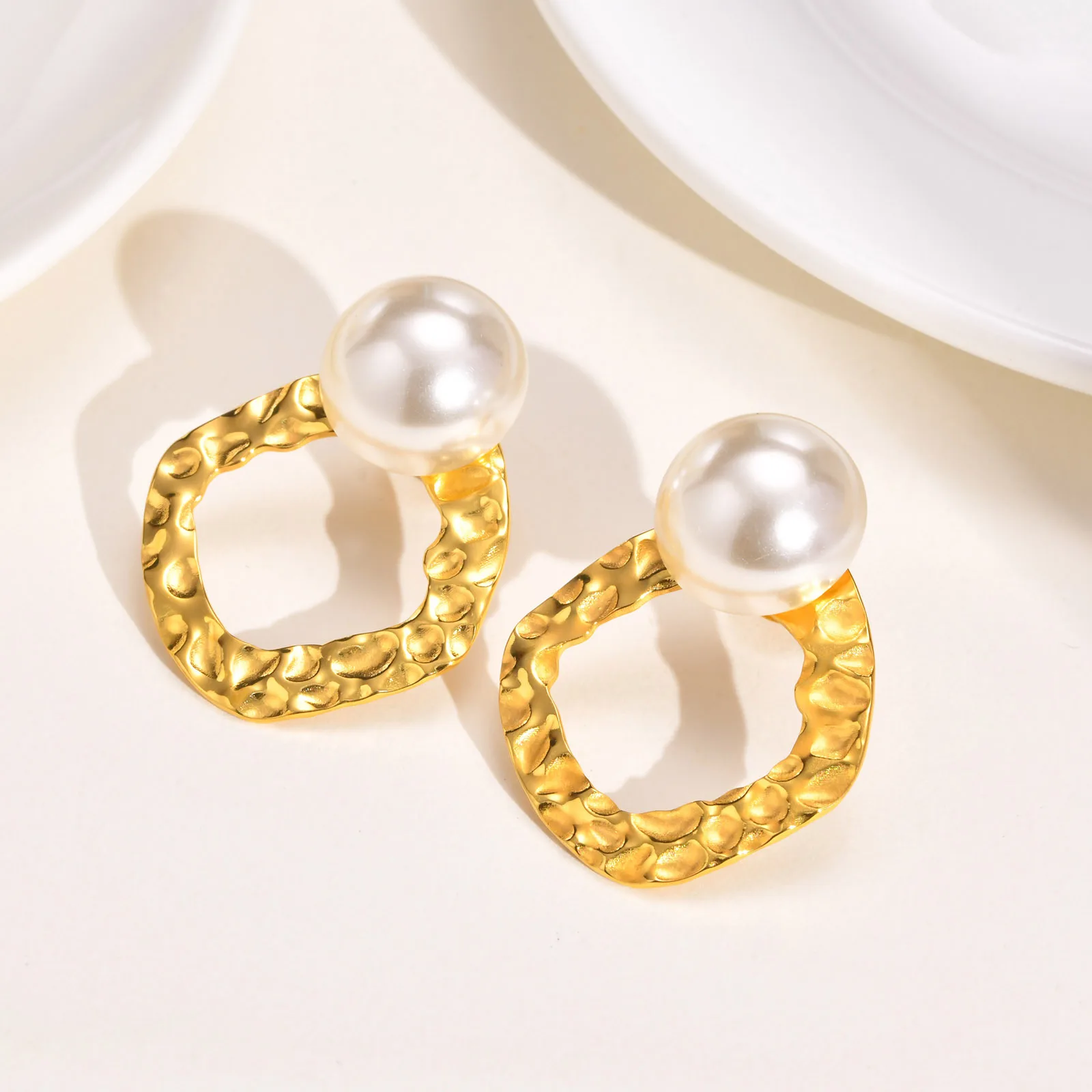 European Simple gold plated 18k gold plated stainless steel jewelry imitation pearl geometric embossed earrings