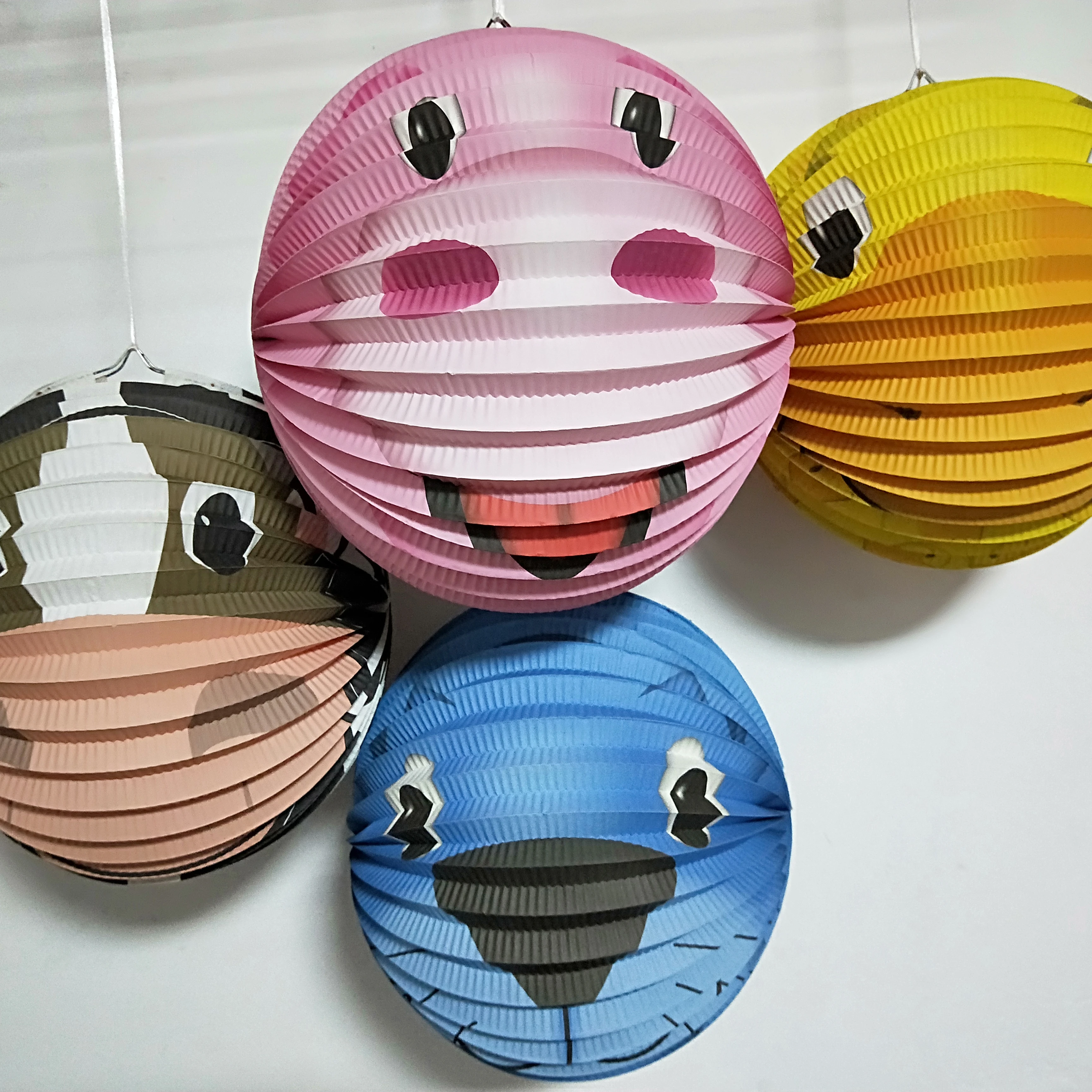 Chinese cheap beautiful paper lantern feature varieties of online wholesale color Christmas beautifully decorated DIY lantern