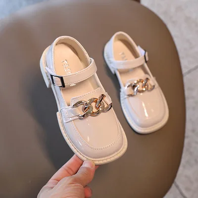 Кожаные туфли для девочек осень 2021 для детей среднего и старшего возраста туфли принцессы с цепочкой и черной мягкой подошвой для девочек