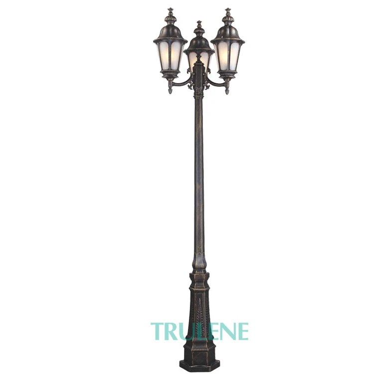 garden pole light modern.jpg