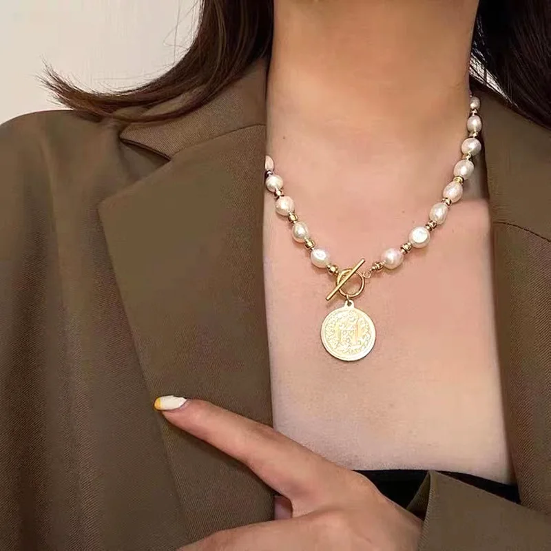 
Simple retro baroque pearl necklace portrait coin pendant necklace fashion temperament lady clavicle chain 