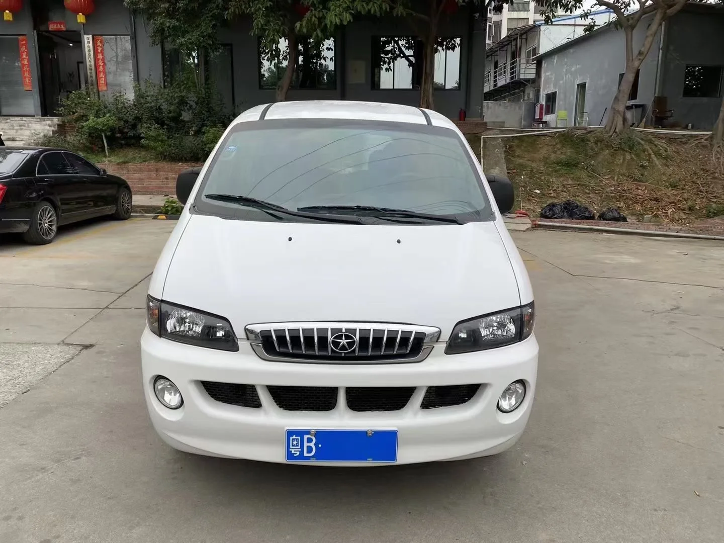 White  used jianghuai Brand Used  Minibus 7 -8 Seats 136 Hp gasoline  2015 Year