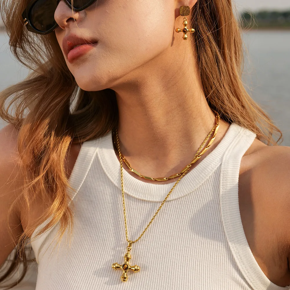 Ins Trend 18K Gold Stainless Steel Cross Inlaid Tiger Eye Necklace No Fading Fashionable Dainty Necklace