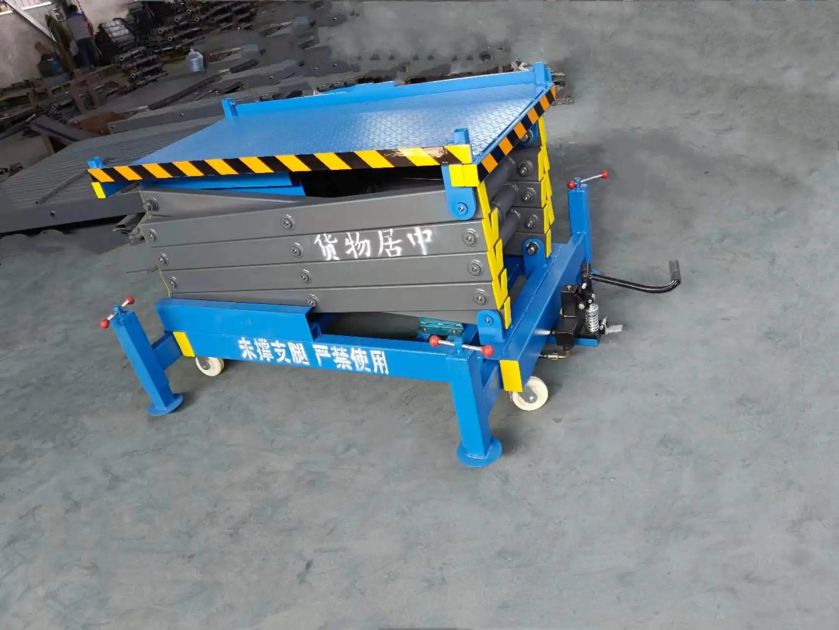 Lift scissor mobile electric hydraulic platform high-altitude operation climbing vehicle lifting cargo elevator lifting platform