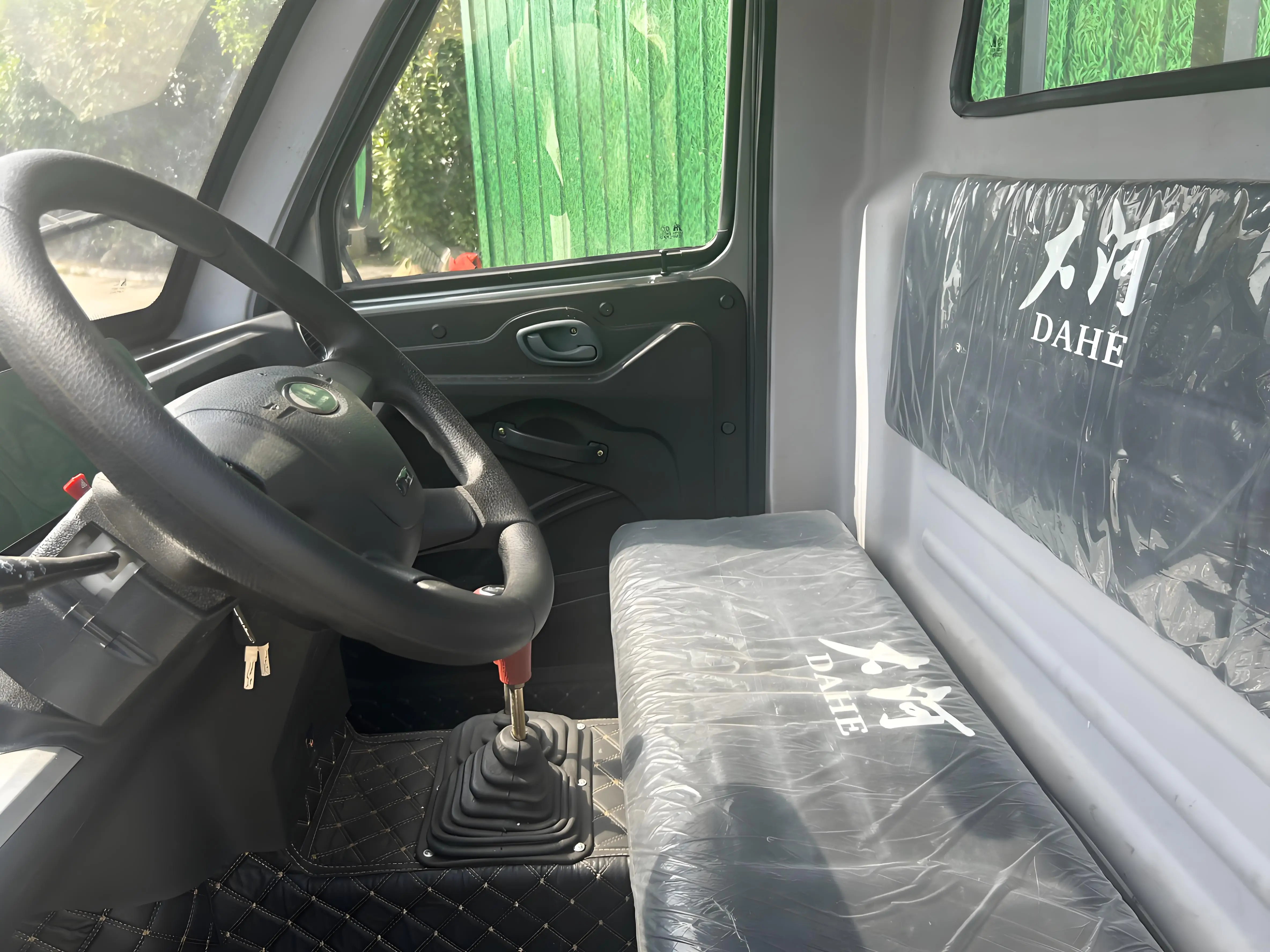 1000cc Gasoline Tricycle Luxury Cab Tricycle Heavy Load Cargo Freight Tricycle Motorcycle Dump With Big Carriage