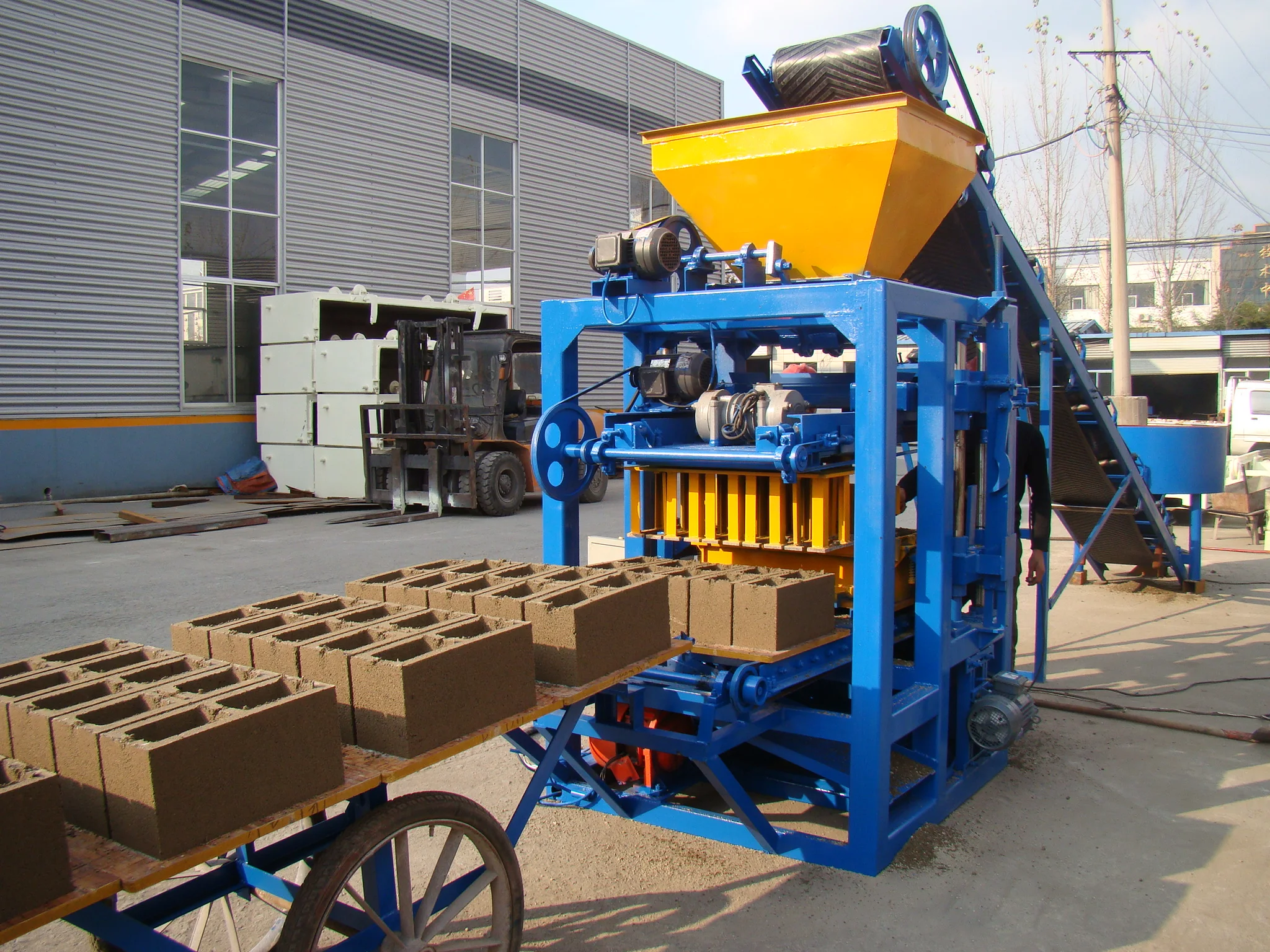 Hot Sales Customized Semi-Automatic Hollow Block Brick Making Machine Qt4-24 Cement Brick Machine