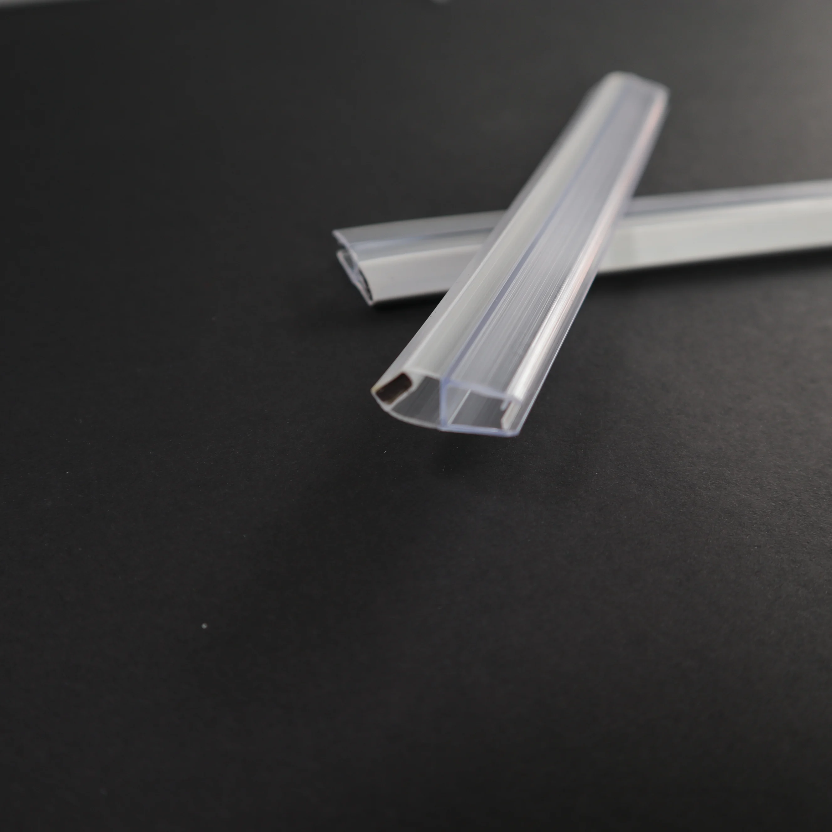 Custom Modern Transparent PC Material Lampshade Fashionable Track Rail Transit Accessory Covers & Shades