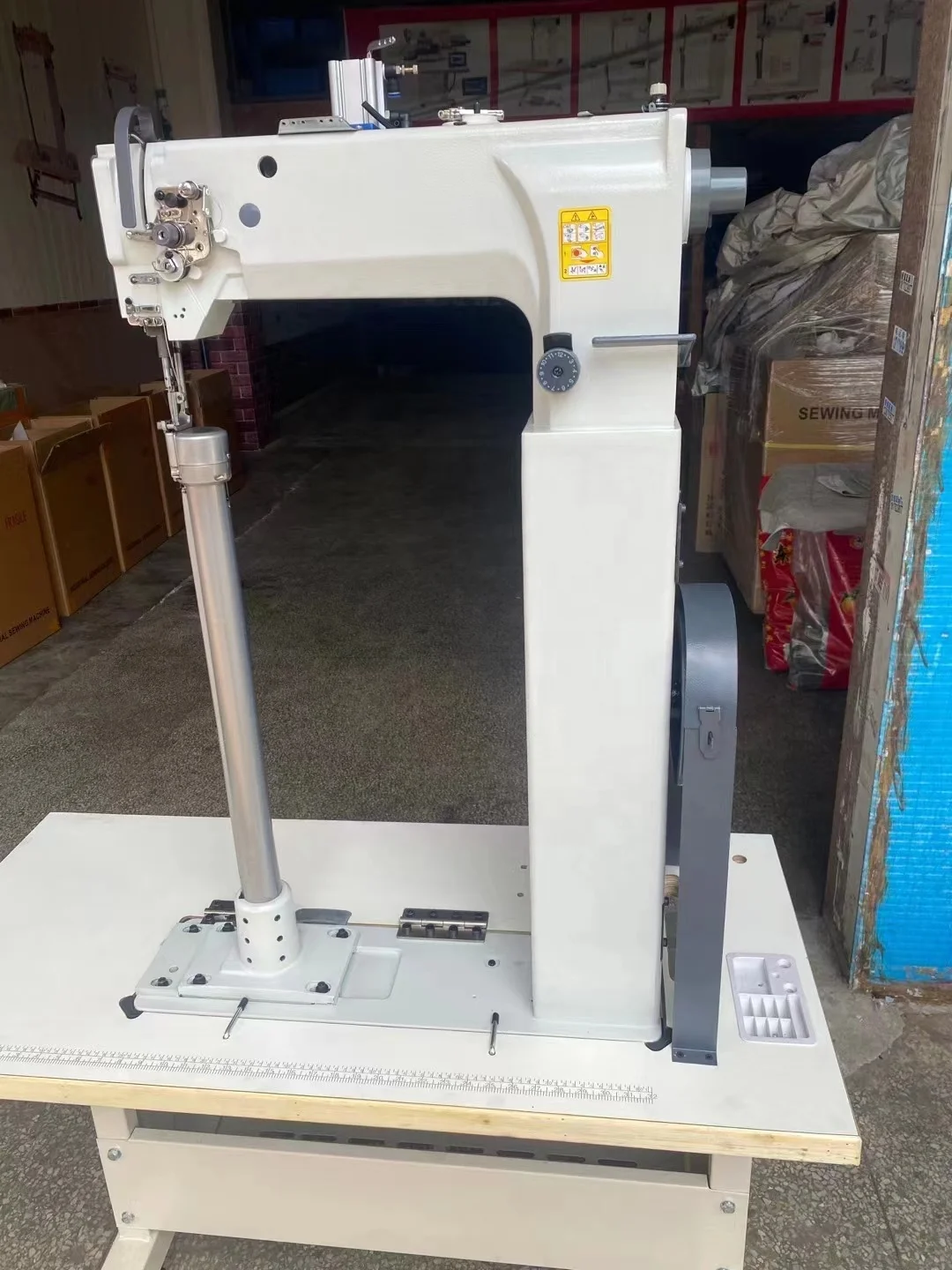 HH 8365 single  needle small hook unison feed right side high post bed sewing machine for shoes boots bags production