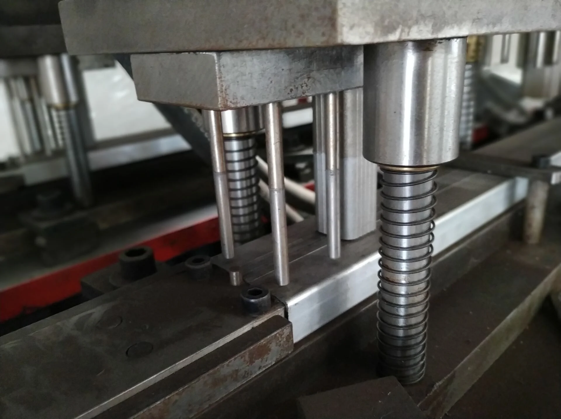 ladder holes punching machine for punching holes on profile