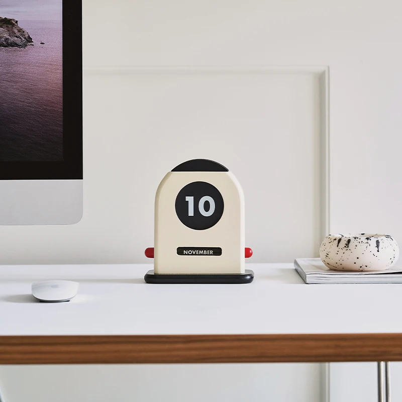 The wooden desk calendar can be customized in stock