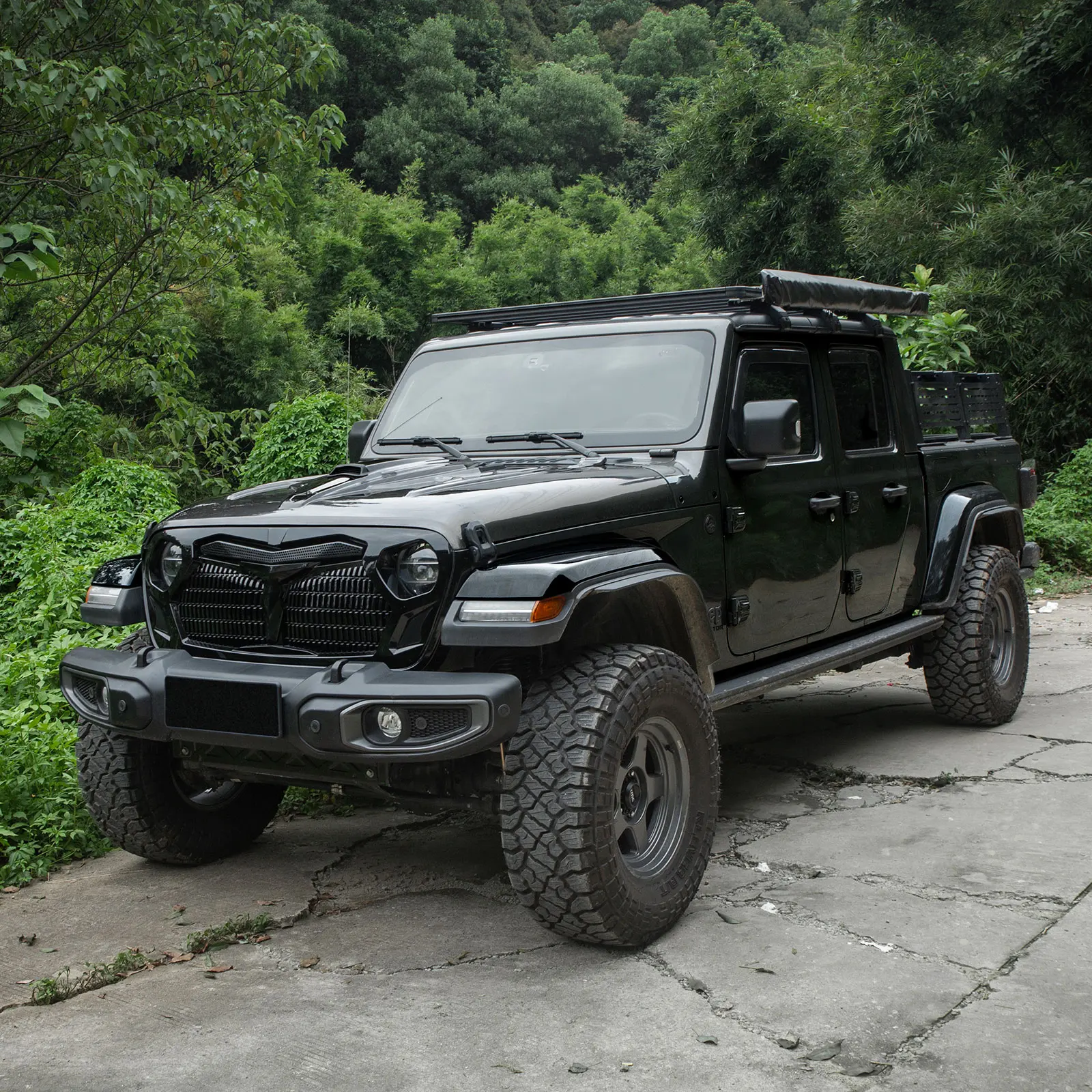 New Grille 2024  For Jeep Wrangler JL  GLADIATOR Pickup  Bright Light  car grille  accessories Offroad parts