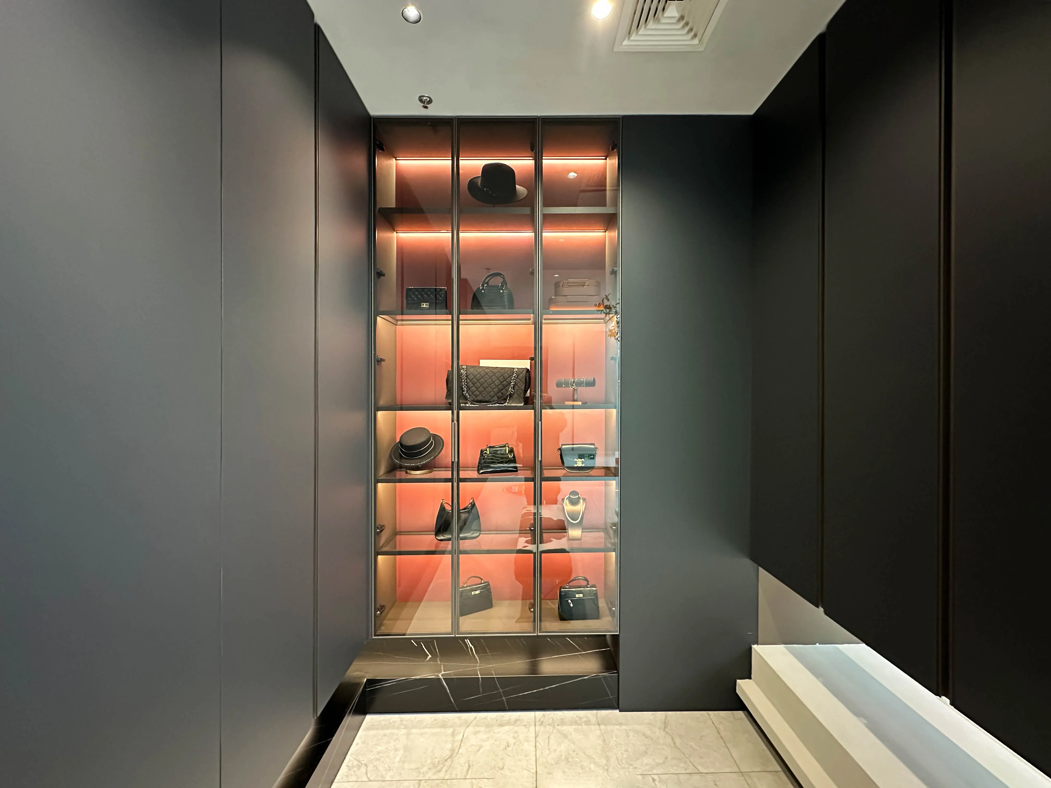 2024 Eco-Friendly Materials Wooden Entryway Cabinet Italian Style Entryway Cabinet Customizable Size Color