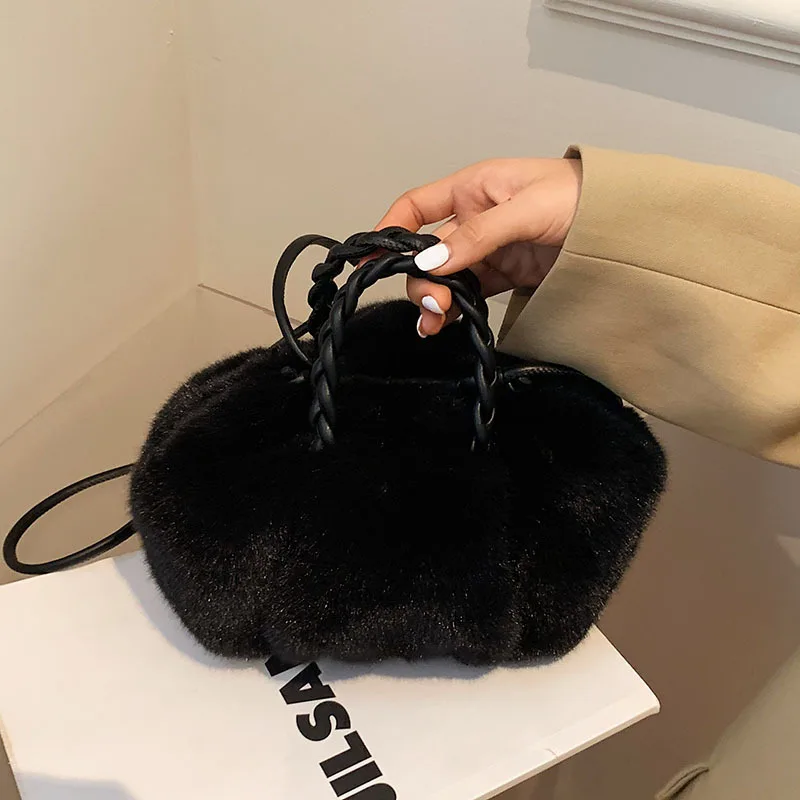 2021 Wholesale Women Fur Purses and Handbags Fall Winter Trendy Designer Bags for Girls Ladies Weave Handle Furry Shoulder Bags