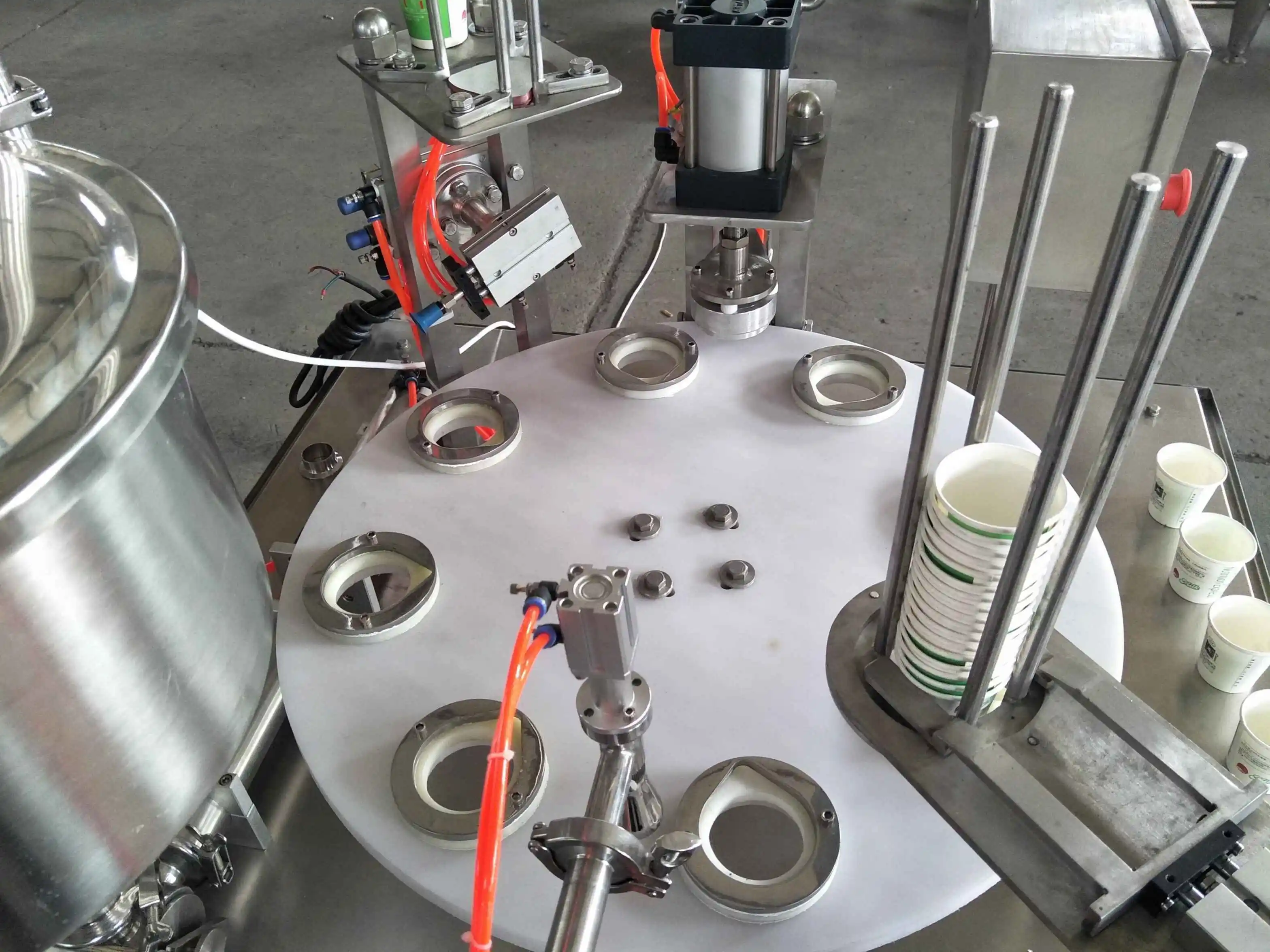 Полуавтоматическая мини роторная машина для наполнения и запечатывания чашки мороженого