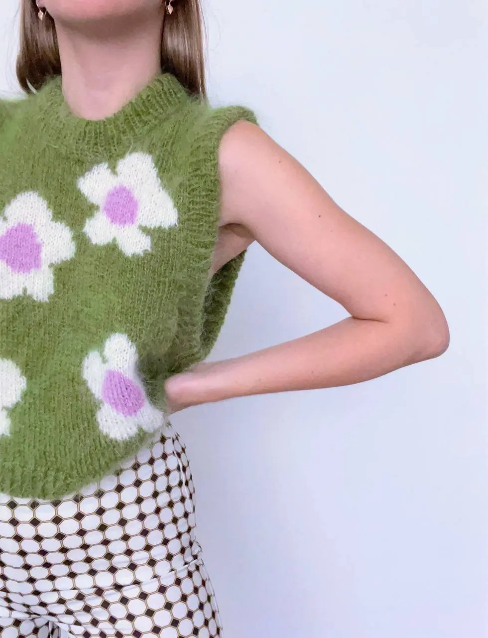 2024 Wholesale Custom Service  Summer and Spring Stylish  Flower Decoration Design Knitted  Top Vest Sweater for Women