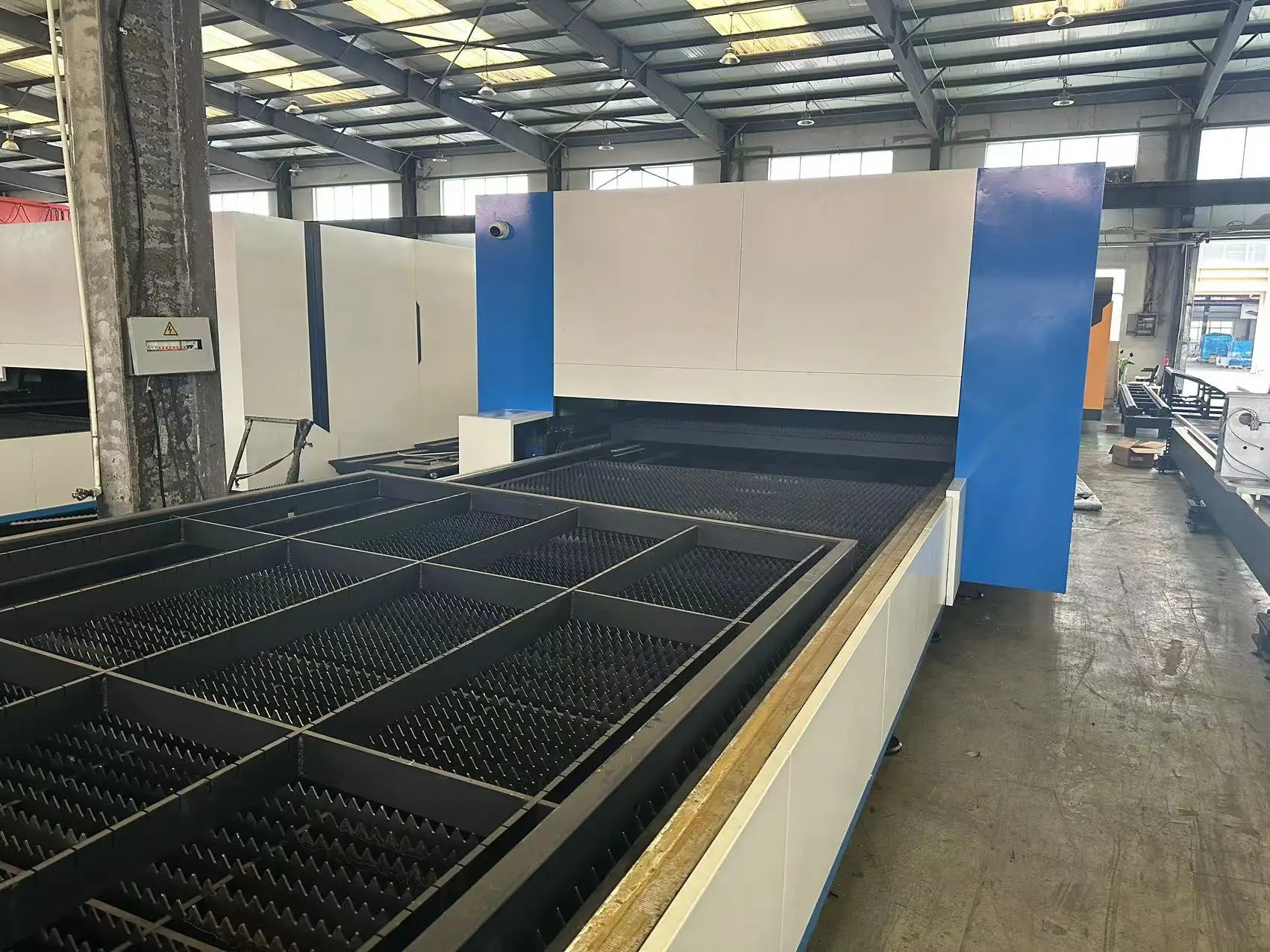 metal fiber laser cutting machines fully closed 3015 4015 2000w 3000w 6000w 12kw