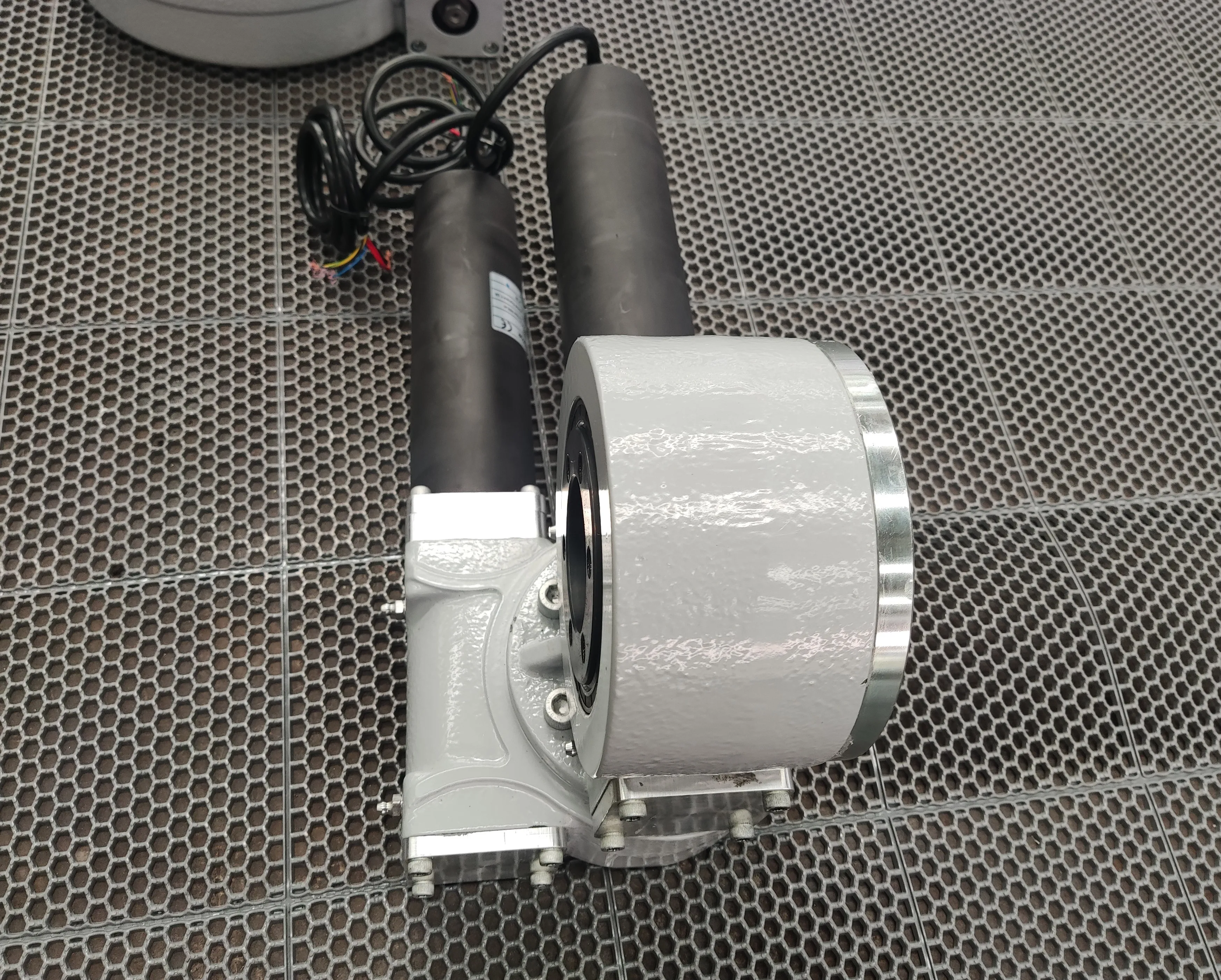 Slewing Drive for Single And Dual Axis Can Used for Wind Turbines And Solar Tracker