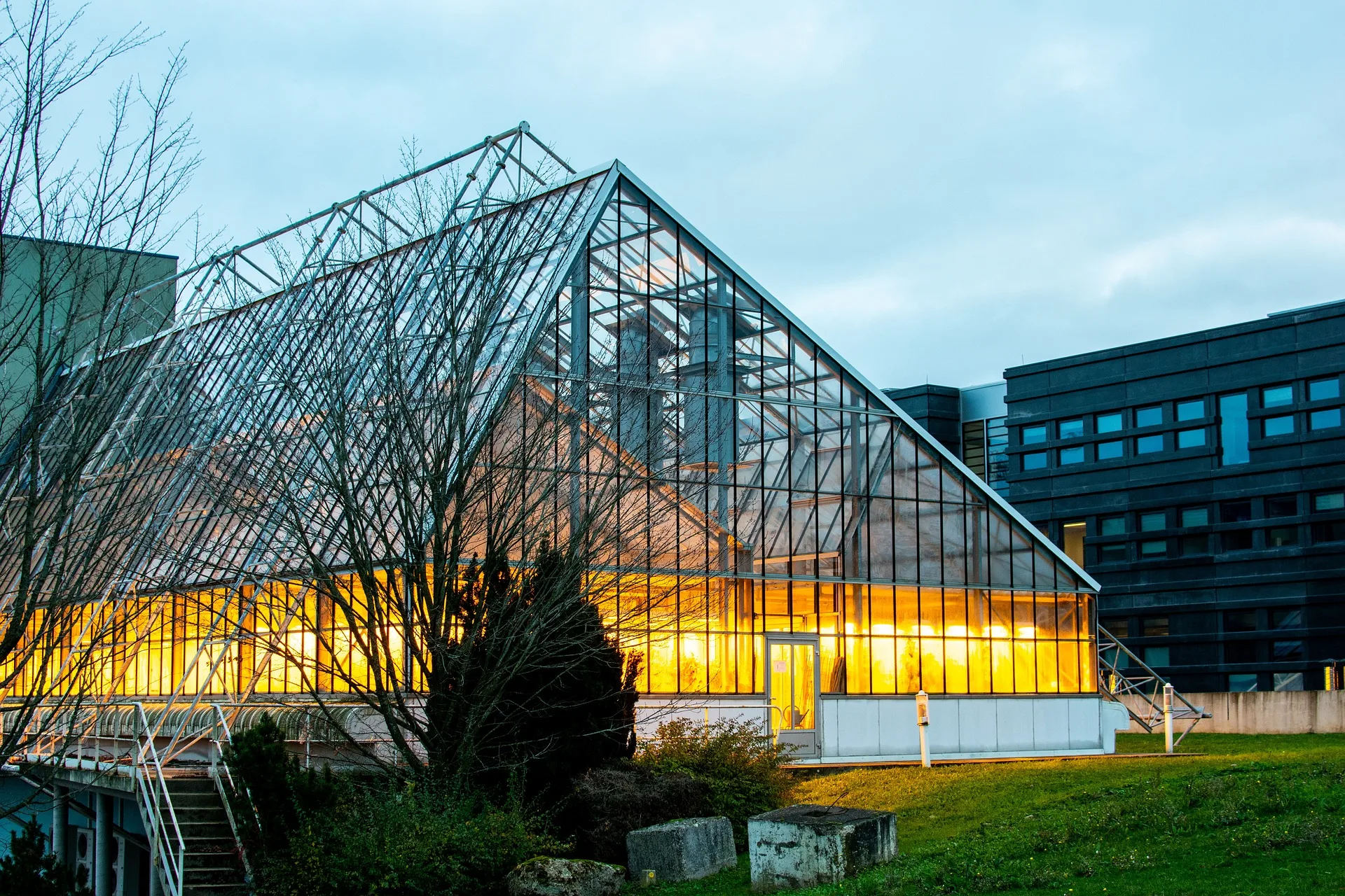 Modern Outdoor Waterproof Pergola for Farming and Plant Growth Green House Agricultural Glass Greenhouse