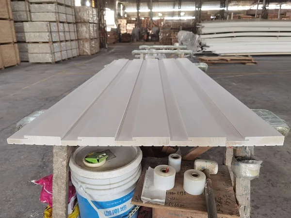 Перфорированные сосновые молдинги для наружной двери