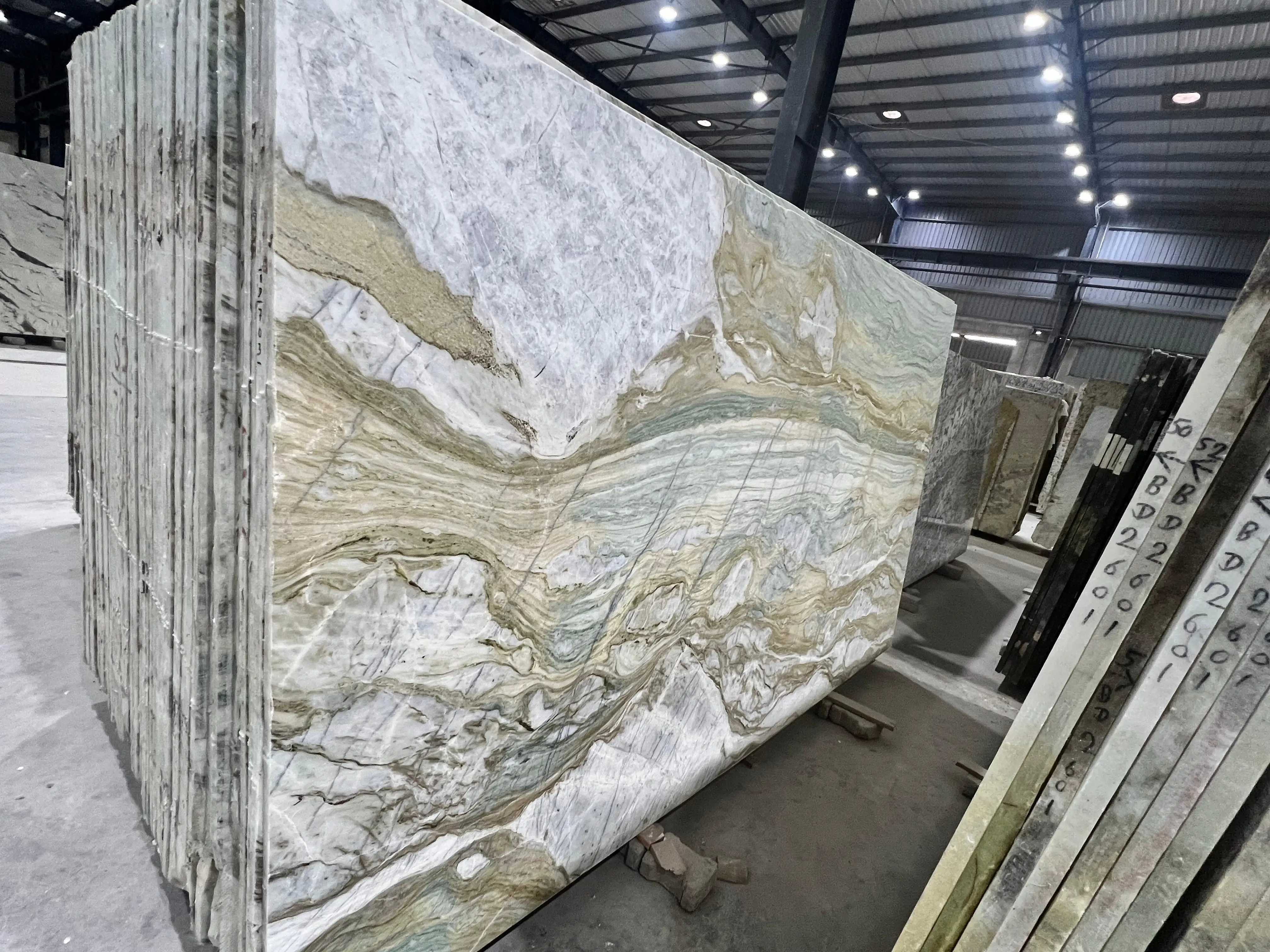 Оптовая продажа поставка с завода кабри мраморная плита из натурального камня используемая в напольной и настенной облицовке Индии экспорт