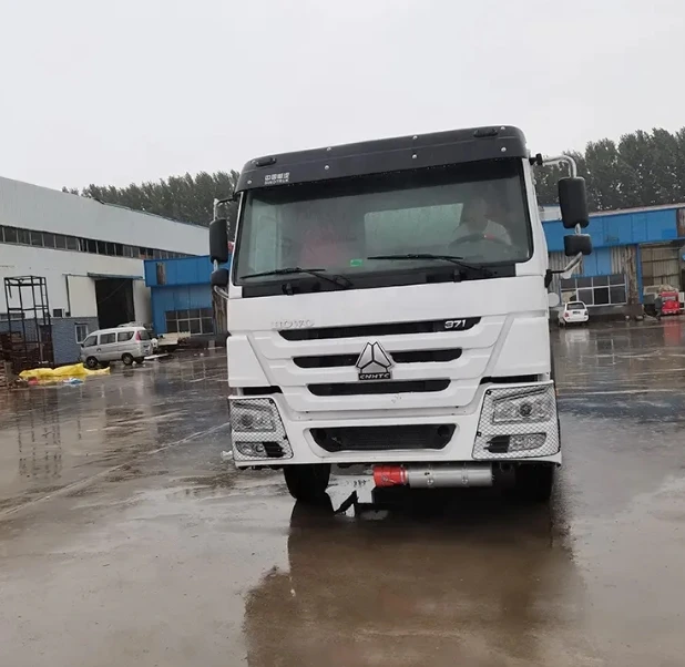 Second-hand oil tank truck sinotruk 45000 ltrs trailer tank steel material oil tanker truck