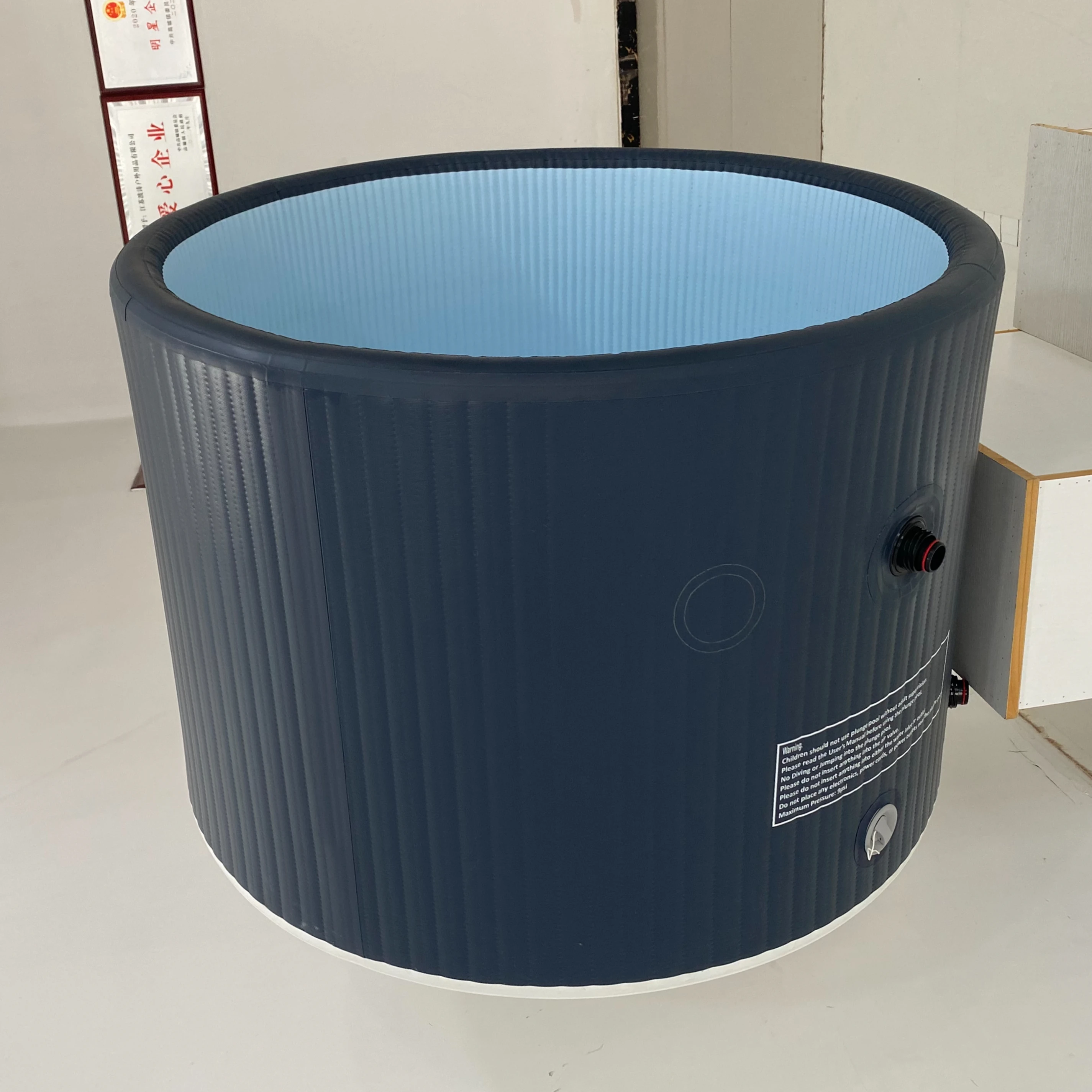 Customized Inflatable Drop Stitch Fabric Inflatable Ice Tub Plunge Ice Bath Barrel For Sport Recovery