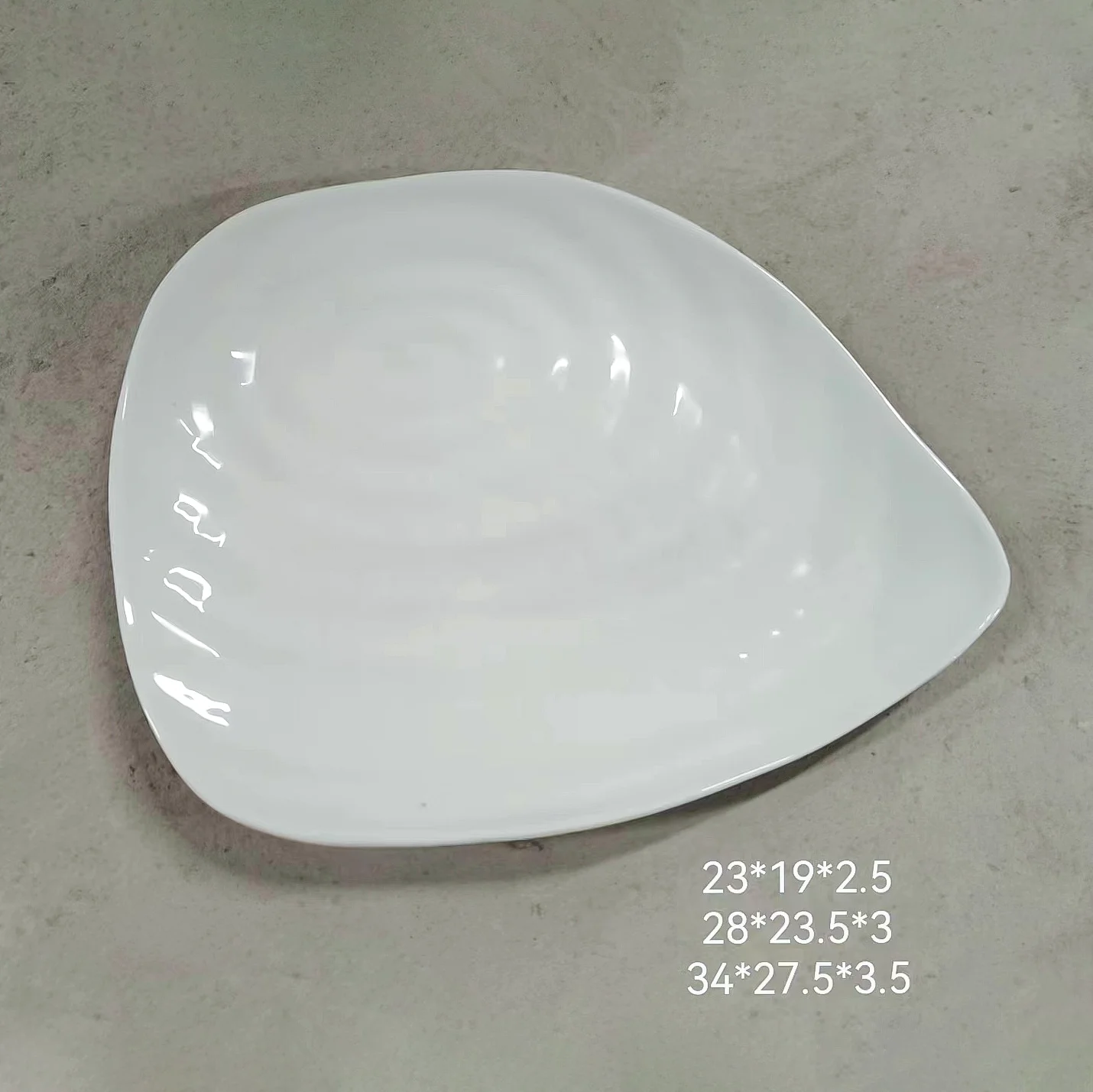Wholesale China White ceramic 13 inch Irregular plate sold and exported by pieces Stock porcelain plate of manufacturer