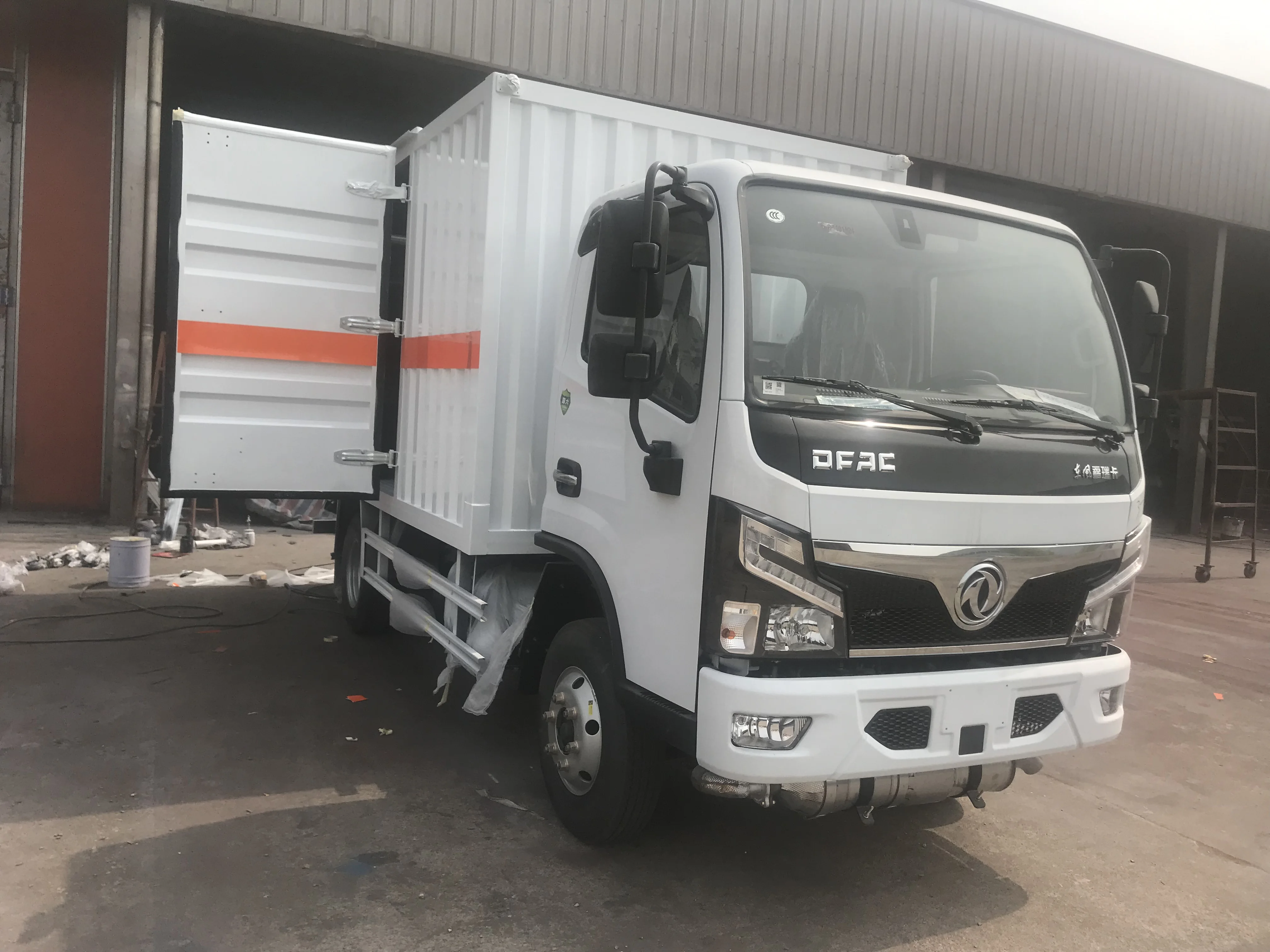 Cheap price light duty Corrugated van box carrier light duty 4T new  China manufactured dry goods transported van cargo truck