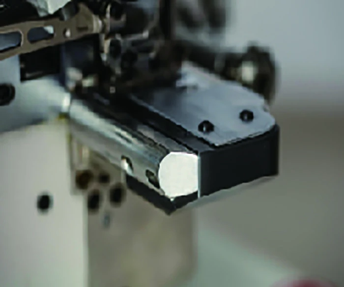 Automatic overlock sewing machine for cuffs of labor protection gloves