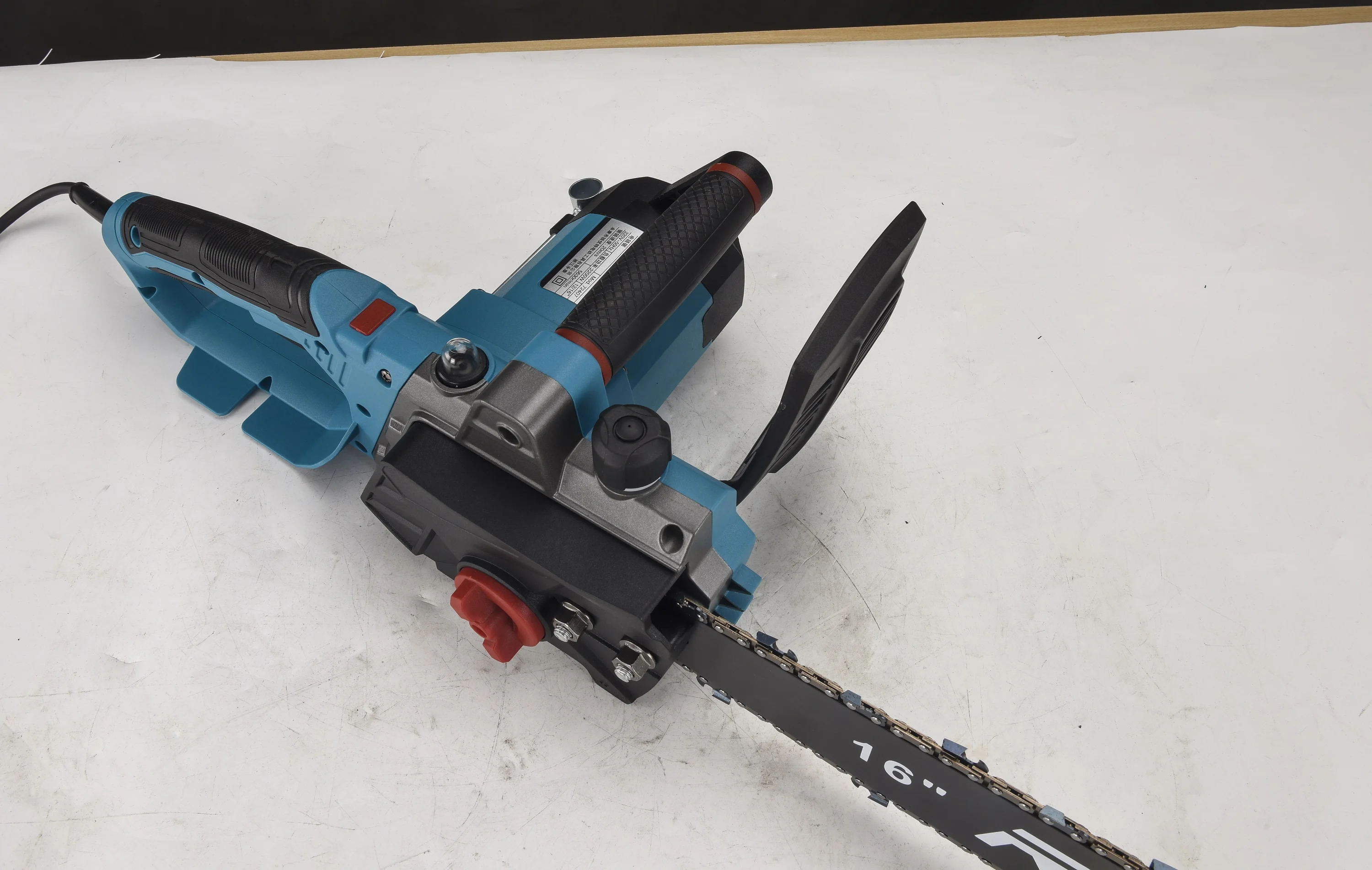 China Professional Manufacture Garden Equipment Chain Saw Chain Saw Wood Cutting Machine Electric Chainsaw