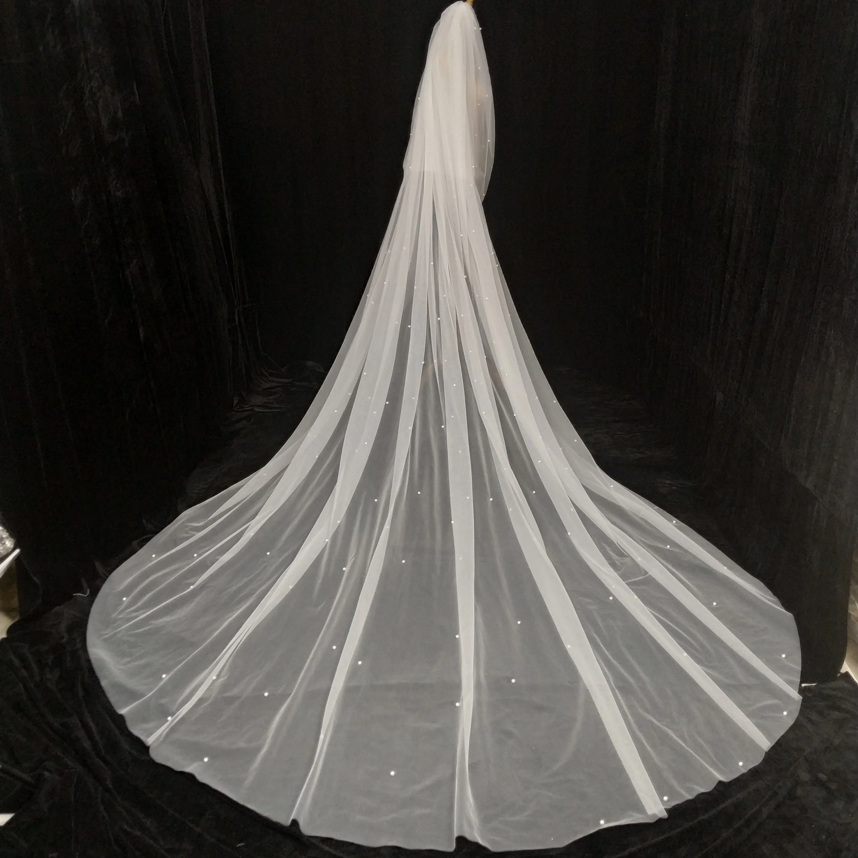 
With wholesale price 4m * 3m large tail bride veil simple mechanical beaded wedding dress veil Cathedral 
