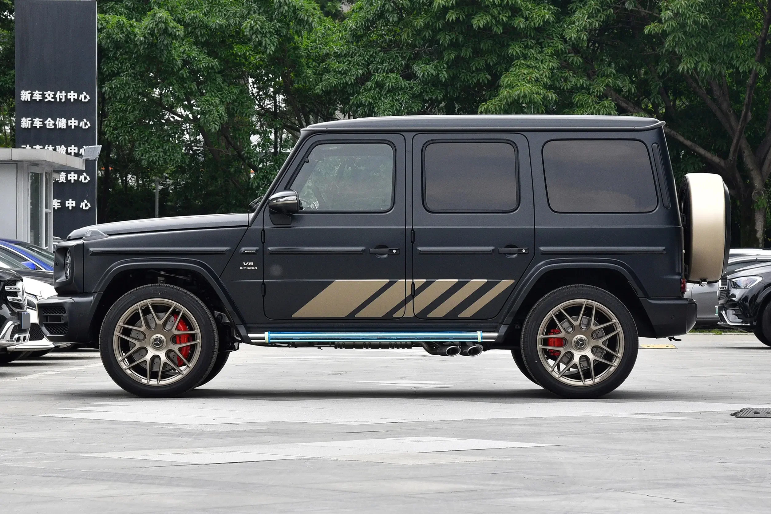 Mercedes-Benz G-Class AMG 2024 модель G 63 Jiachen Zhencang edition внедорожник среднего размера 4 0 т 585 лошадиных сил V8 Максимальная скорость 220 км/ч