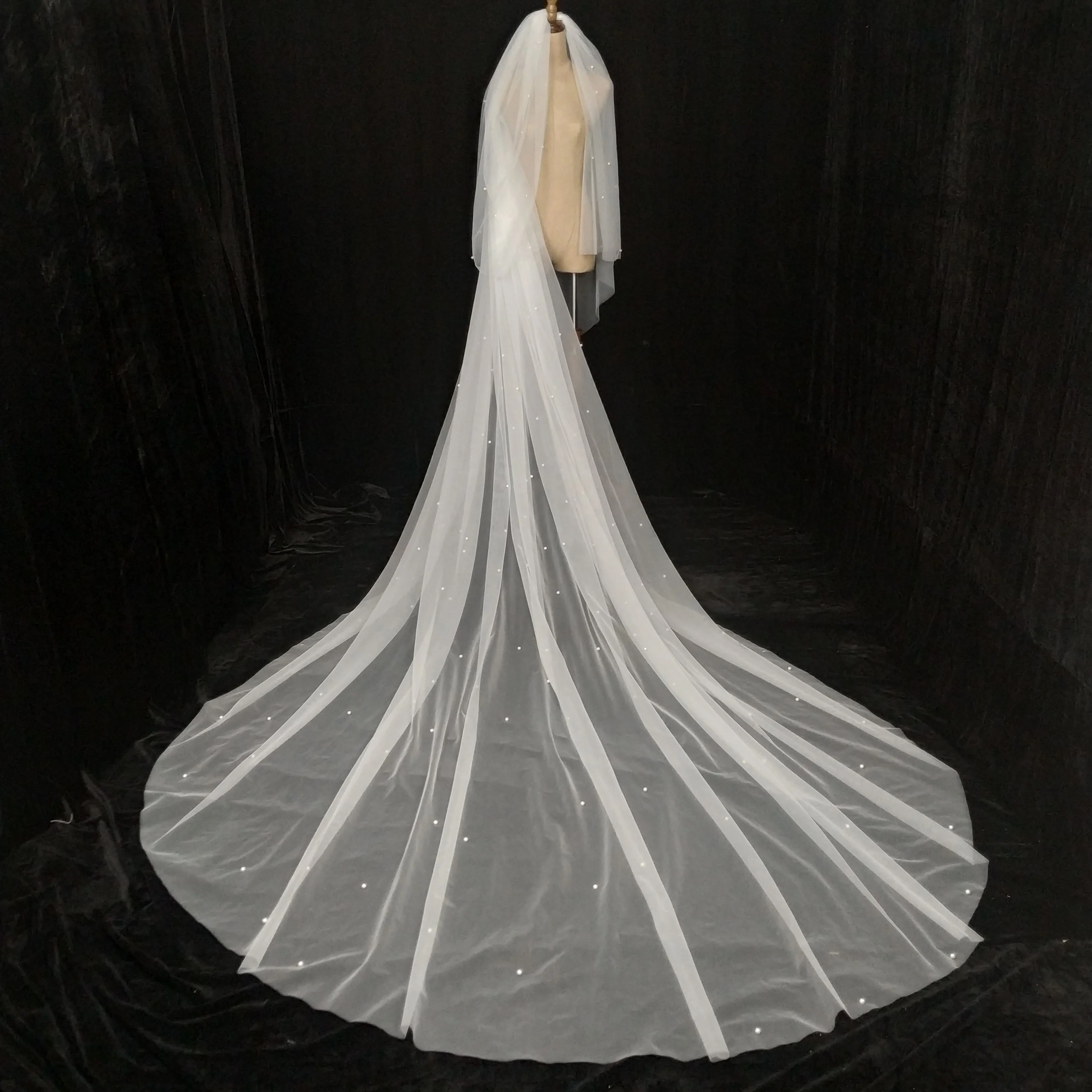 
With wholesale price 4m * 3m large tail bride veil simple mechanical beaded wedding dress veil Cathedral 