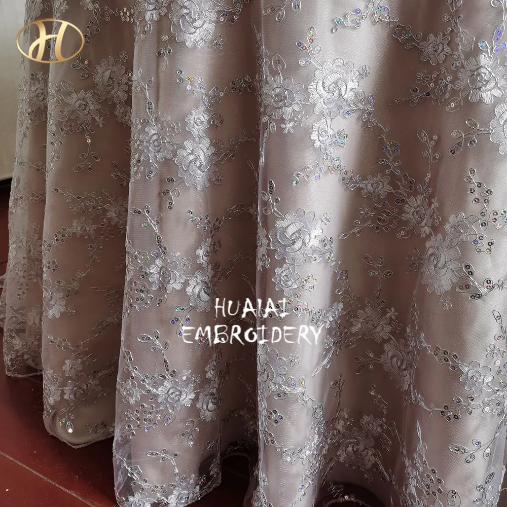 ER020 - 120in White And Silver Tablecloth Luxekant Round 300cm rectangle