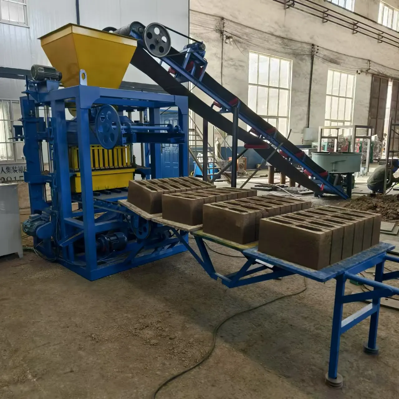 Полуавтоматическая производственная линия вибрационного типа питается от электродвигателя или генератора электроэнергии